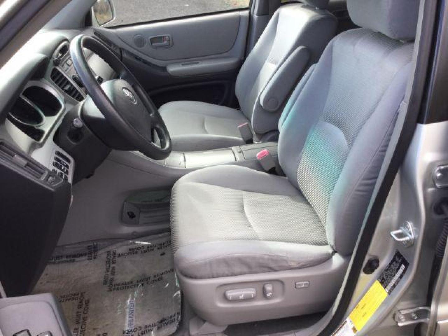 2006 Millennium Silver Metallic Toyota Highlander Sport V6 (JTEEP21A560) with an 3.3L V-6 DOHC engine, located at 1801 Main Street, Lewiston, 83501, (208) 743-9371, 46.417065, -117.004799 - Photo#17