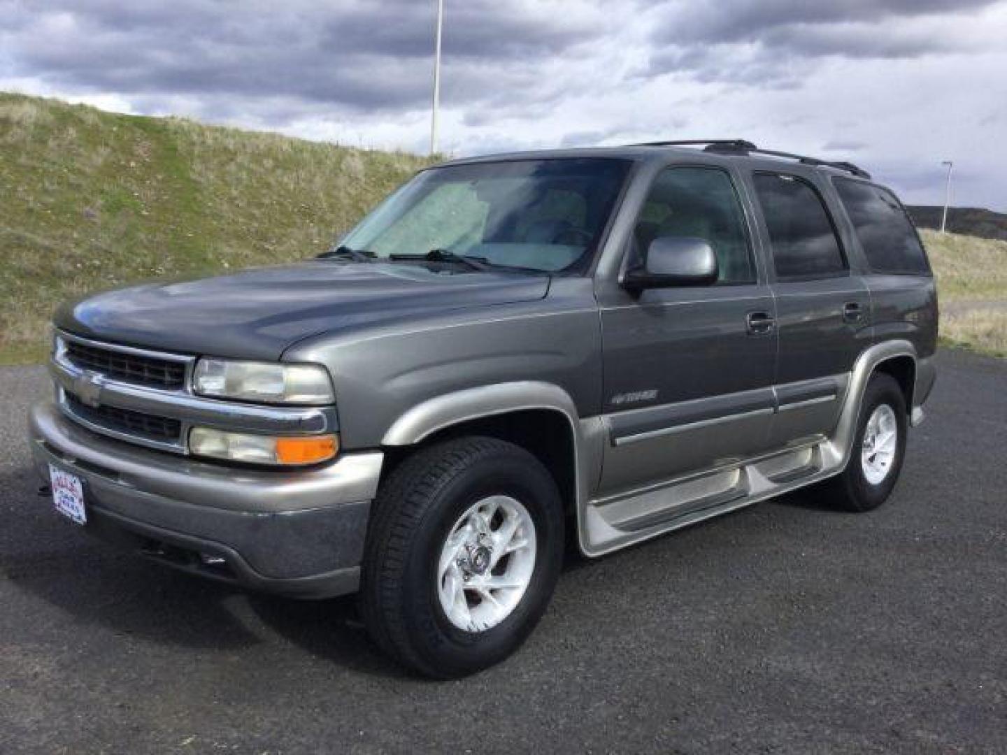 2000 Medium Charcoal Gray Metallic /Medium Gray Chevrolet Tahoe All New LT (1GNEK13T3YJ) with an Vortec 5.3L V-8 regular unleaded engine, 4 speed Automatic transmission, located at 1801 Main Street, Lewiston, 83501, (208) 743-9371, 46.417065, -117.004799 - Photo#0