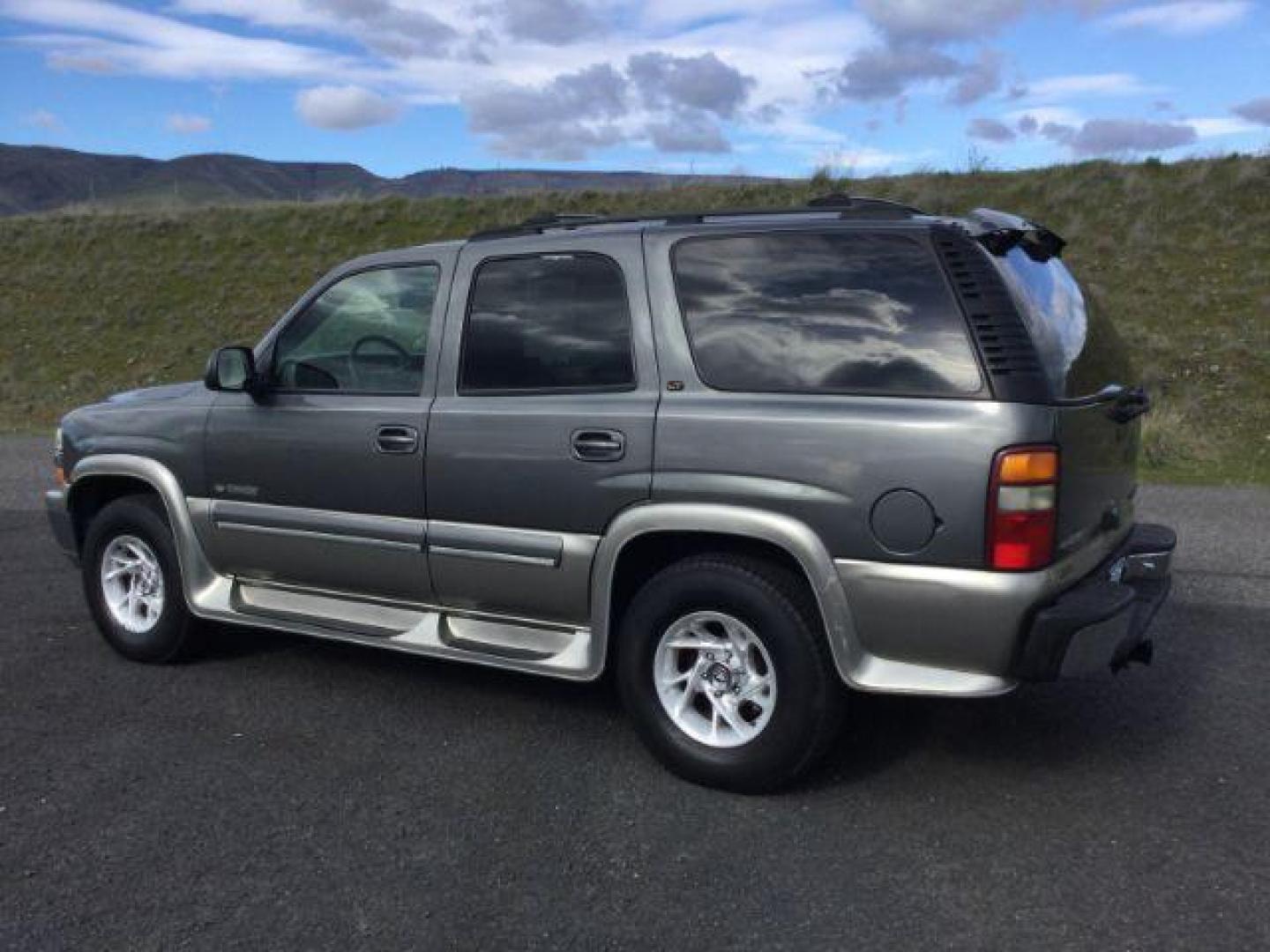 2000 Medium Charcoal Gray Metallic /Medium Gray Chevrolet Tahoe All New LT (1GNEK13T3YJ) with an Vortec 5.3L V-8 regular unleaded engine, 4 speed Automatic transmission, located at 1801 Main Street, Lewiston, 83501, (208) 743-9371, 46.417065, -117.004799 - Photo#2