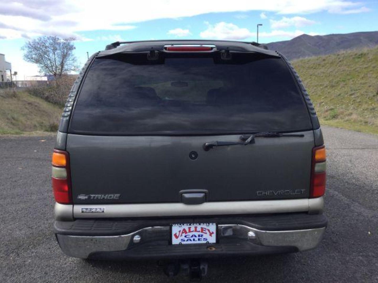 2000 Medium Charcoal Gray Metallic /Medium Gray Chevrolet Tahoe All New LT (1GNEK13T3YJ) with an Vortec 5.3L V-8 regular unleaded engine, 4 speed Automatic transmission, located at 1801 Main Street, Lewiston, 83501, (208) 743-9371, 46.417065, -117.004799 - Photo#3