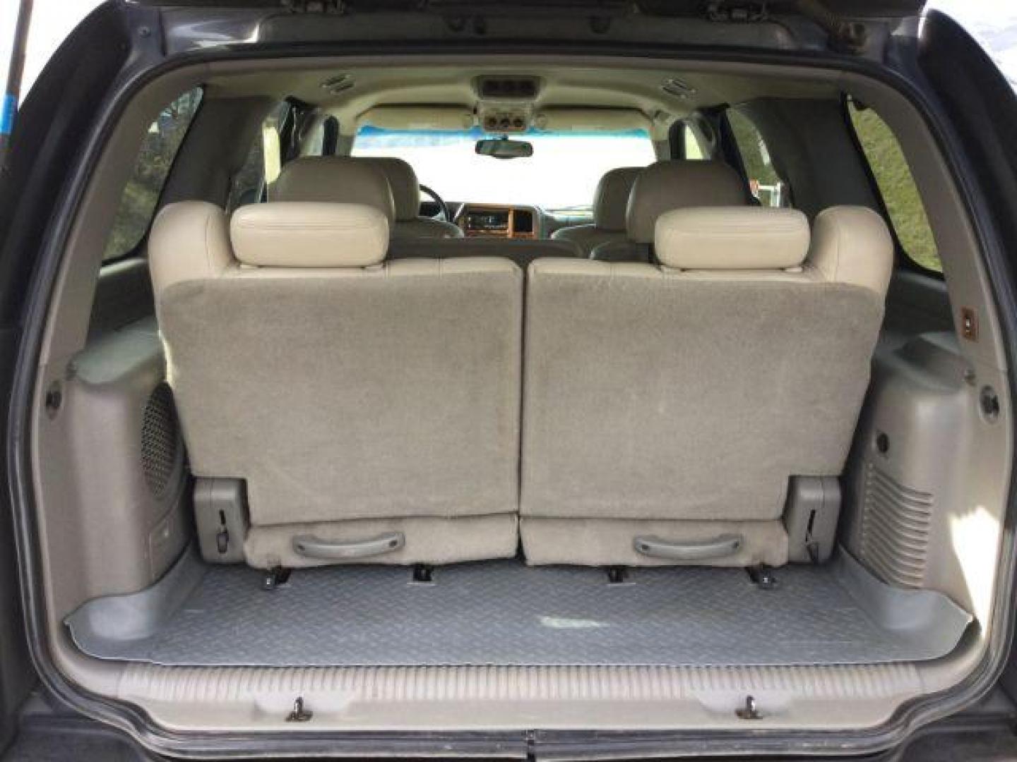 2000 Medium Charcoal Gray Metallic /Medium Gray Chevrolet Tahoe All New LT (1GNEK13T3YJ) with an Vortec 5.3L V-8 regular unleaded engine, 4 speed Automatic transmission, located at 1801 Main Street, Lewiston, 83501, (208) 743-9371, 46.417065, -117.004799 - Photo#4