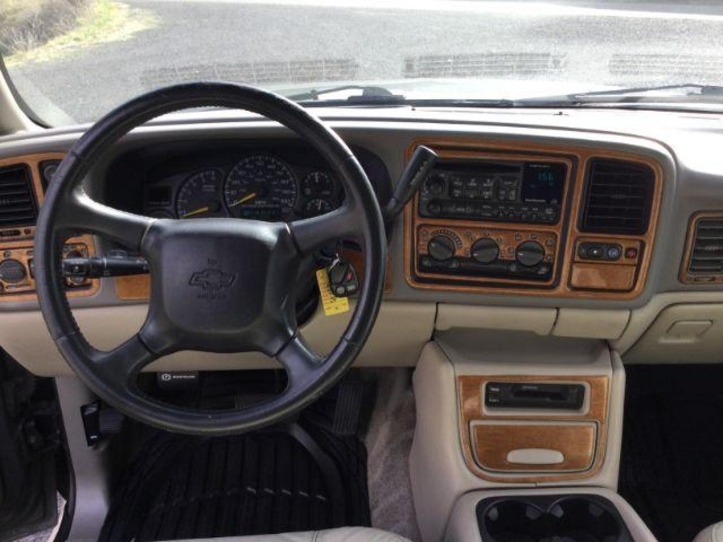 2000 Medium Charcoal Gray Metallic /Medium Gray Chevrolet Tahoe All New LT (1GNEK13T3YJ) with an Vortec 5.3L V-8 regular unleaded engine, 4 speed Automatic transmission, located at 1801 Main Street, Lewiston, 83501, (208) 743-9371, 46.417065, -117.004799 - Photo#7