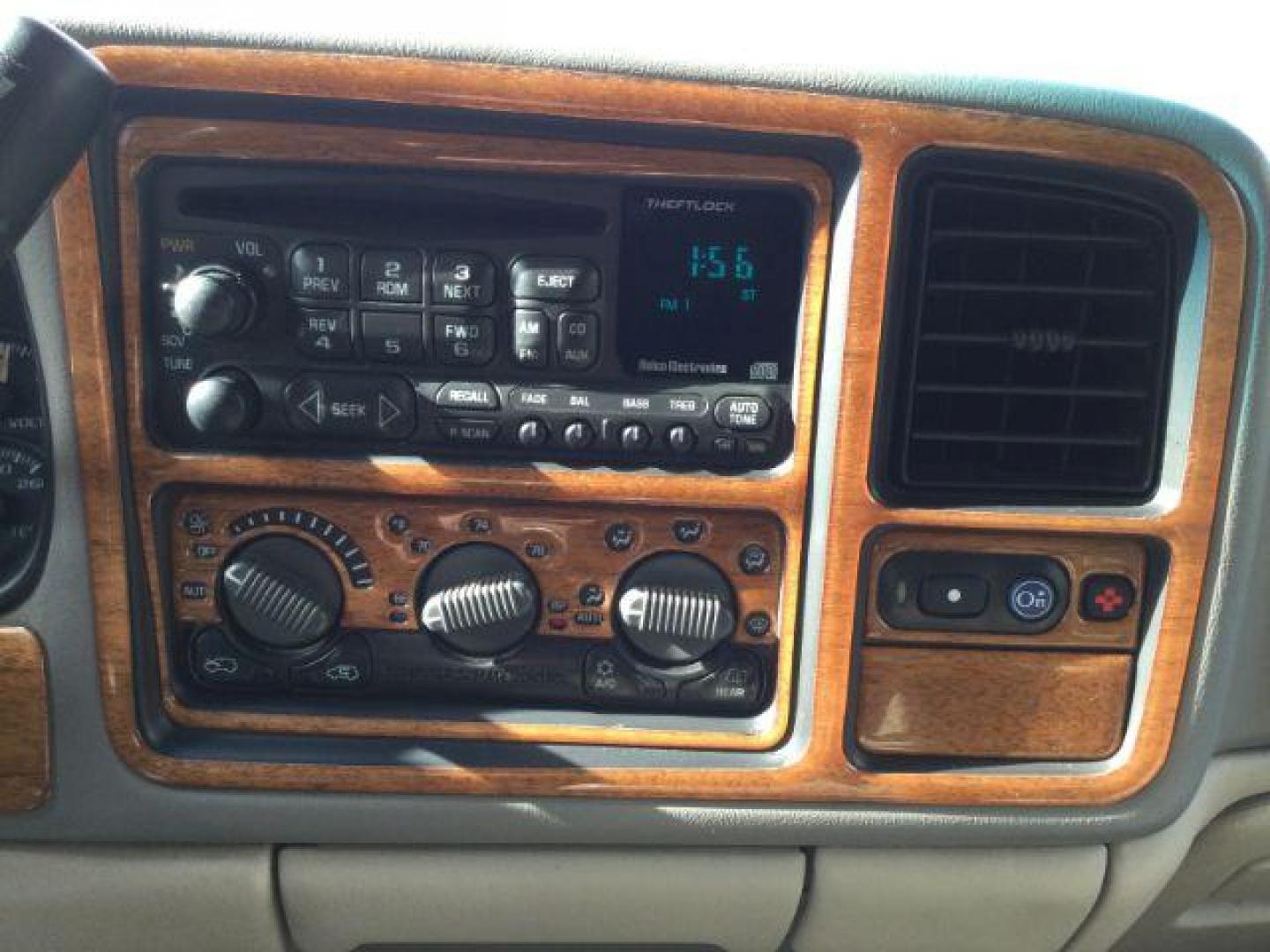 2000 Medium Charcoal Gray Metallic /Medium Gray Chevrolet Tahoe All New LT (1GNEK13T3YJ) with an Vortec 5.3L V-8 regular unleaded engine, 4 speed Automatic transmission, located at 1801 Main Street, Lewiston, 83501, (208) 743-9371, 46.417065, -117.004799 - Photo#8