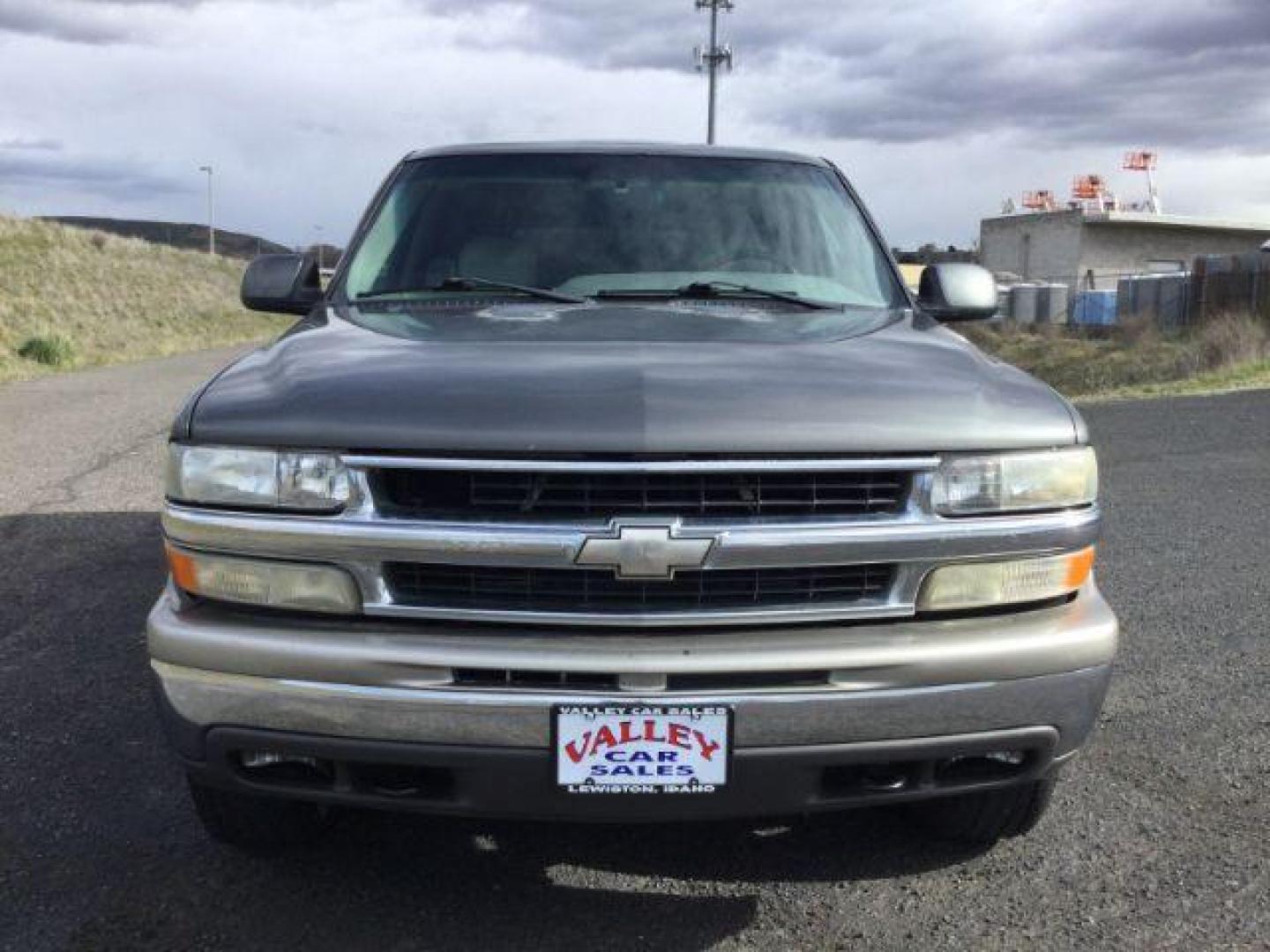 2000 Medium Charcoal Gray Metallic /Medium Gray Chevrolet Tahoe All New LT (1GNEK13T3YJ) with an Vortec 5.3L V-8 regular unleaded engine, 4 speed Automatic transmission, located at 1801 Main Street, Lewiston, 83501, (208) 743-9371, 46.417065, -117.004799 - Photo#10