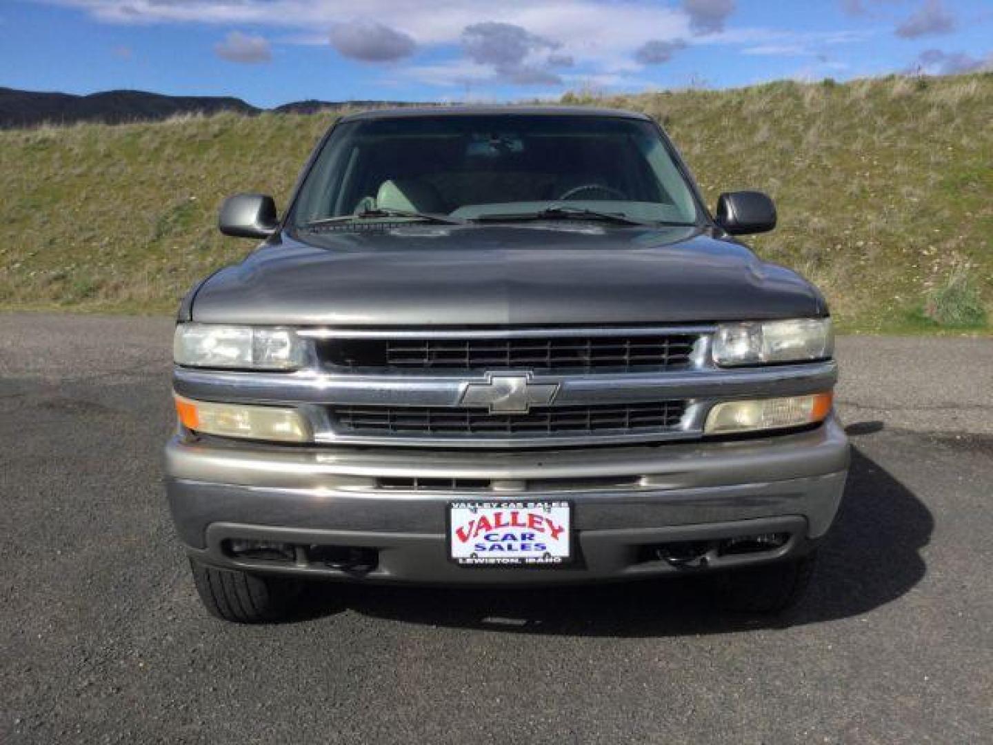 2000 Medium Charcoal Gray Metallic /Medium Gray Chevrolet Tahoe All New LT (1GNEK13T3YJ) with an Vortec 5.3L V-8 regular unleaded engine, 4 speed Automatic transmission, located at 1801 Main Street, Lewiston, 83501, (208) 743-9371, 46.417065, -117.004799 - Photo#12