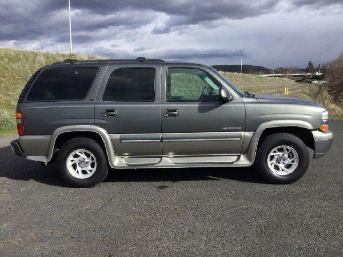 2000 Medium Charcoal Gray Metallic /Medium Gray Chevrolet Tahoe All New LT (1GNEK13T3YJ) with an Vortec 5.3L V-8 regular unleaded engine, 4 speed Automatic transmission, located at 1801 Main Street, Lewiston, 83501, (208) 743-9371, 46.417065, -117.004799 - Photo#14