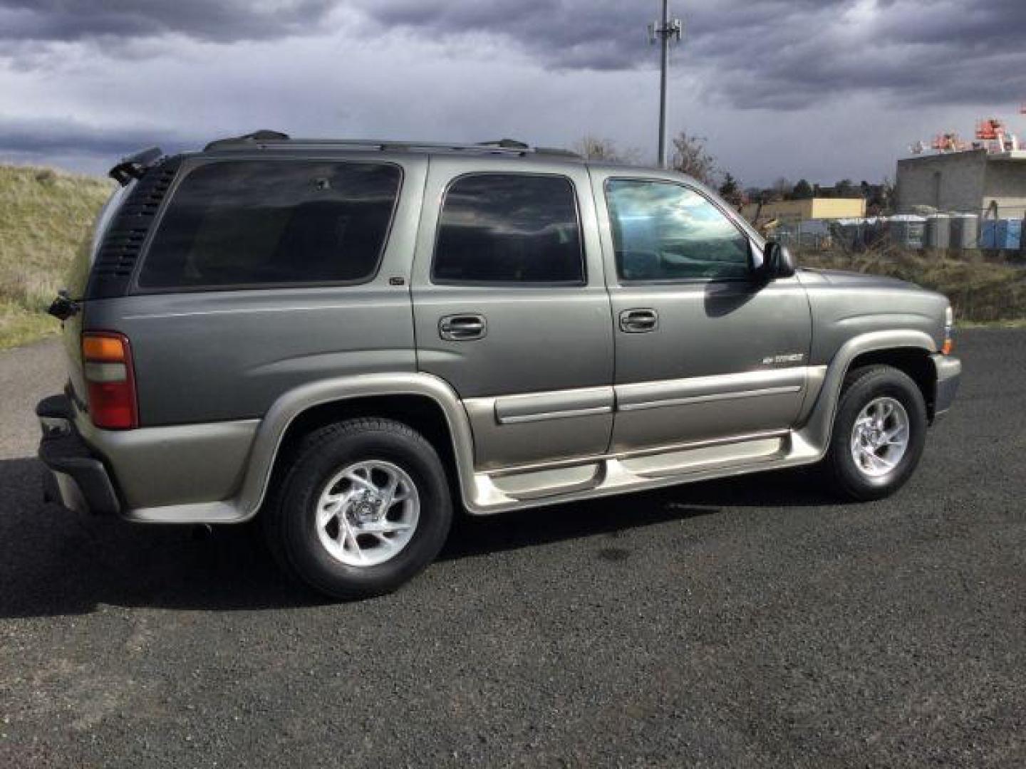 2000 Medium Charcoal Gray Metallic /Medium Gray Chevrolet Tahoe All New LT (1GNEK13T3YJ) with an Vortec 5.3L V-8 regular unleaded engine, 4 speed Automatic transmission, located at 1801 Main Street, Lewiston, 83501, (208) 743-9371, 46.417065, -117.004799 - Photo#15