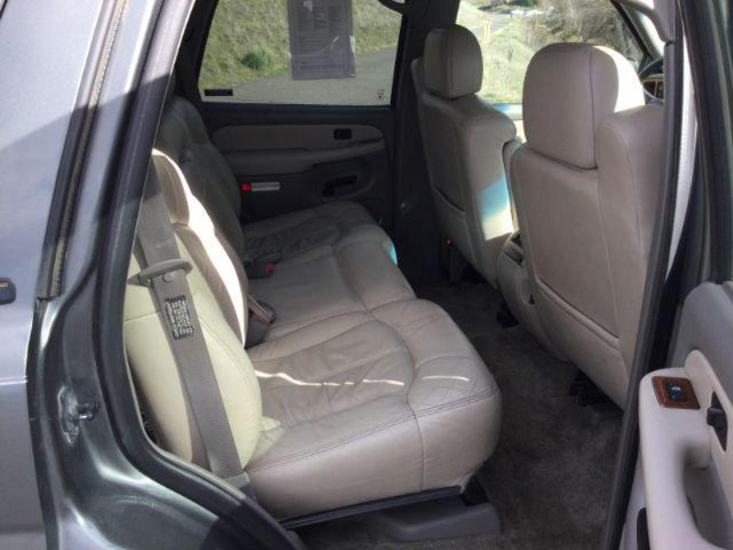 2000 Medium Charcoal Gray Metallic /Medium Gray Chevrolet Tahoe All New LT (1GNEK13T3YJ) with an Vortec 5.3L V-8 regular unleaded engine, 4 speed Automatic transmission, located at 1801 Main Street, Lewiston, 83501, (208) 743-9371, 46.417065, -117.004799 - Photo#16