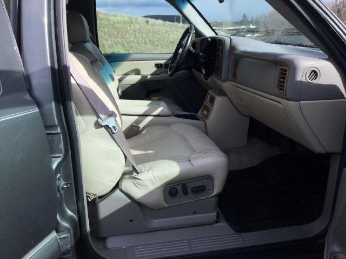 2000 Medium Charcoal Gray Metallic /Medium Gray Chevrolet Tahoe All New LT (1GNEK13T3YJ) with an Vortec 5.3L V-8 regular unleaded engine, 4 speed Automatic transmission, located at 1801 Main Street, Lewiston, 83501, (208) 743-9371, 46.417065, -117.004799 - Photo#17