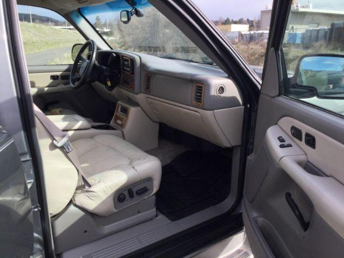 2000 Medium Charcoal Gray Metallic /Medium Gray Chevrolet Tahoe All New LT (1GNEK13T3YJ) with an Vortec 5.3L V-8 regular unleaded engine, 4 speed Automatic transmission, located at 1801 Main Street, Lewiston, 83501, (208) 743-9371, 46.417065, -117.004799 - Photo#18