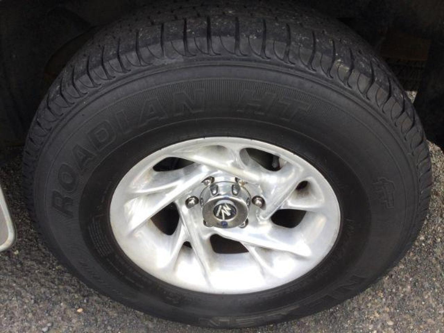 2000 Medium Charcoal Gray Metallic /Medium Gray Chevrolet Tahoe All New LT (1GNEK13T3YJ) with an Vortec 5.3L V-8 regular unleaded engine, 4 speed Automatic transmission, located at 1801 Main Street, Lewiston, 83501, (208) 743-9371, 46.417065, -117.004799 - Photo#21