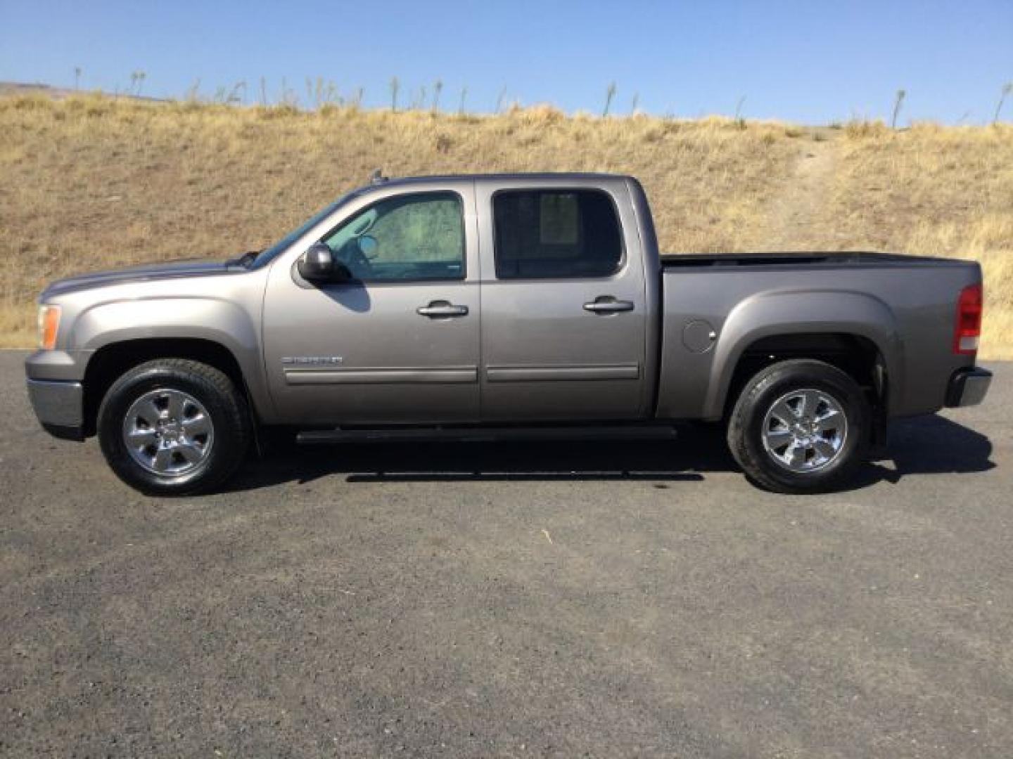 2013 Mocha Steel Metallic /Ebony GMC Sierra 1500 SLT (3GTP2WE71DG) with an Vortec 5.3L V-8 variable valve control engine, 6-SPEED AUTOMATIC transmission, located at 1801 Main Street, Lewiston, 83501, (208) 743-9371, 46.417065, -117.004799- Photo#2