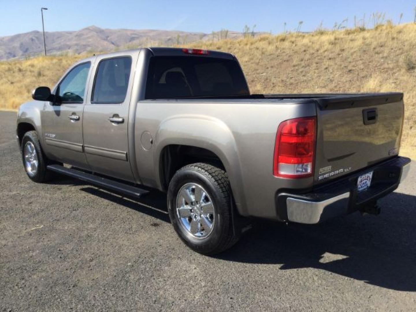2013 Mocha Steel Metallic /Ebony GMC Sierra 1500 SLT (3GTP2WE71DG) with an Vortec 5.3L V-8 variable valve control engine, 6-SPEED AUTOMATIC transmission, located at 1801 Main Street, Lewiston, 83501, (208) 743-9371, 46.417065, -117.004799- Photo#3
