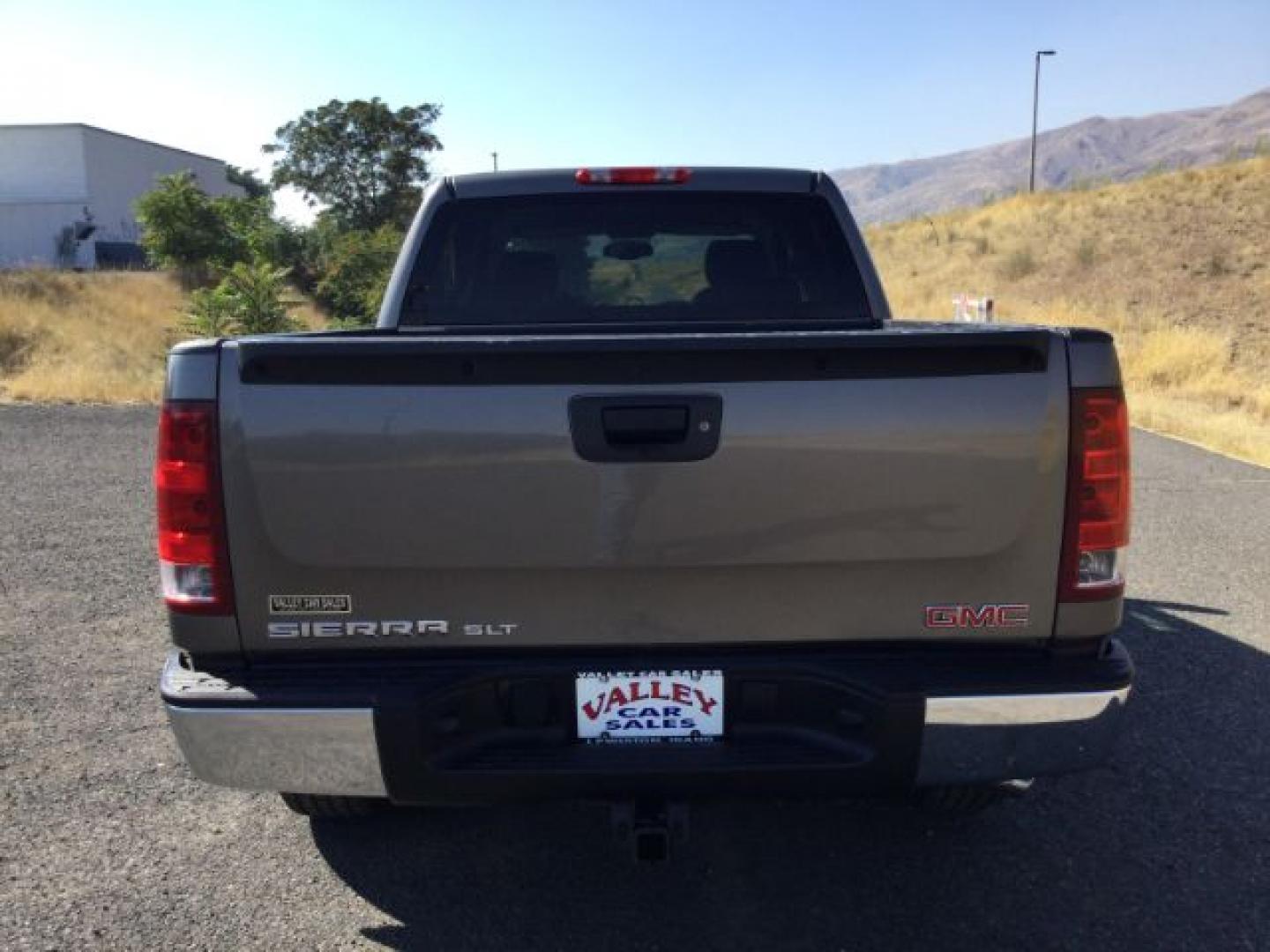 2013 Mocha Steel Metallic /Ebony GMC Sierra 1500 SLT (3GTP2WE71DG) with an Vortec 5.3L V-8 variable valve control engine, 6-SPEED AUTOMATIC transmission, located at 1801 Main Street, Lewiston, 83501, (208) 743-9371, 46.417065, -117.004799- Photo#4