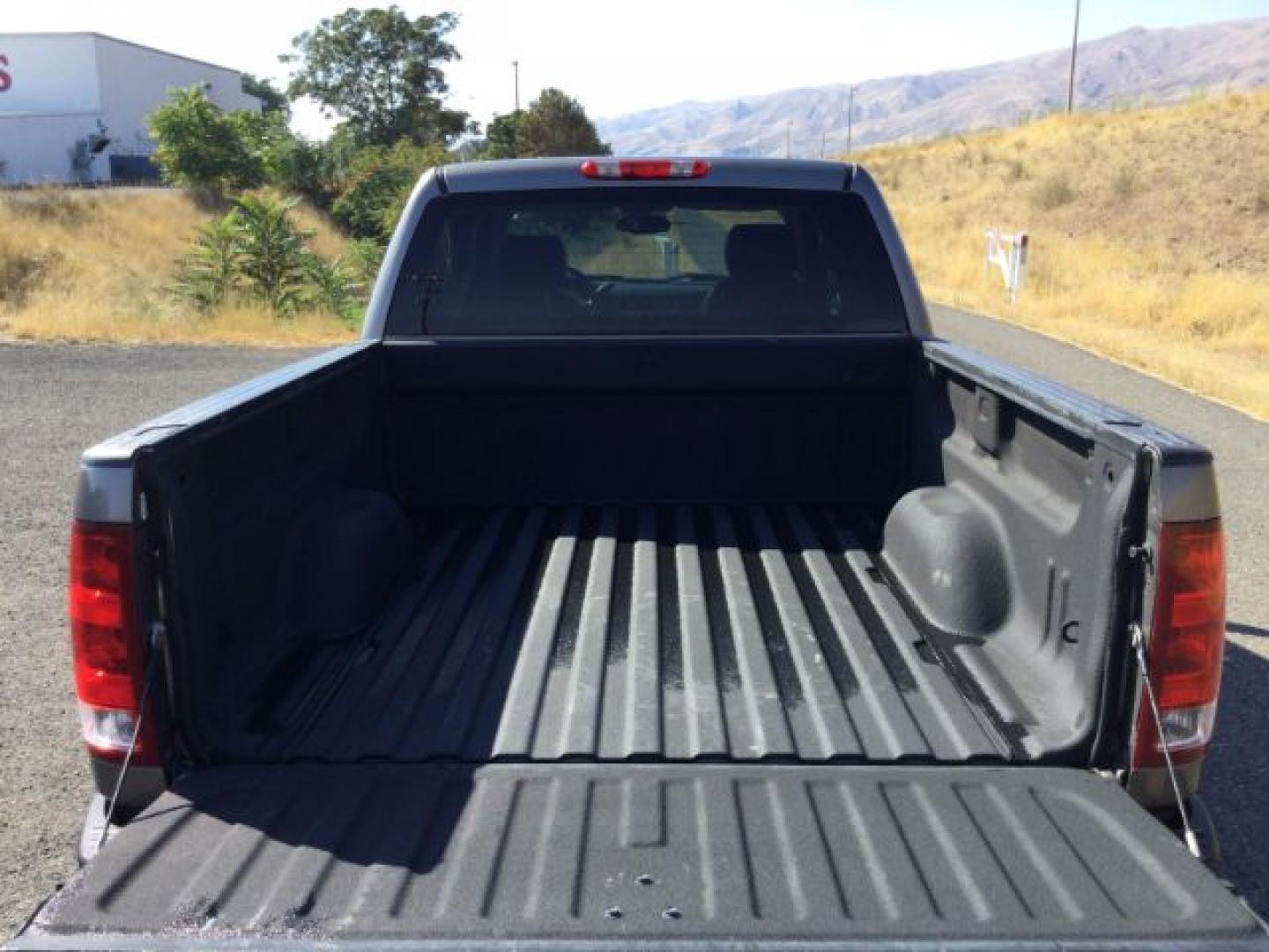 2013 Mocha Steel Metallic /Ebony GMC Sierra 1500 SLT (3GTP2WE71DG) with an Vortec 5.3L V-8 variable valve control engine, 6-SPEED AUTOMATIC transmission, located at 1801 Main Street, Lewiston, 83501, (208) 743-9371, 46.417065, -117.004799- Photo#5