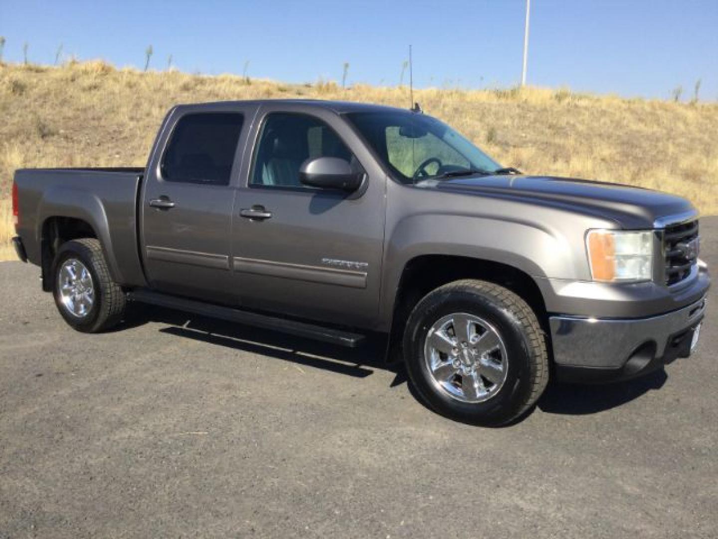 2013 Mocha Steel Metallic /Ebony GMC Sierra 1500 SLT (3GTP2WE71DG) with an Vortec 5.3L V-8 variable valve control engine, 6-SPEED AUTOMATIC transmission, located at 1801 Main Street, Lewiston, 83501, (208) 743-9371, 46.417065, -117.004799- Photo#16