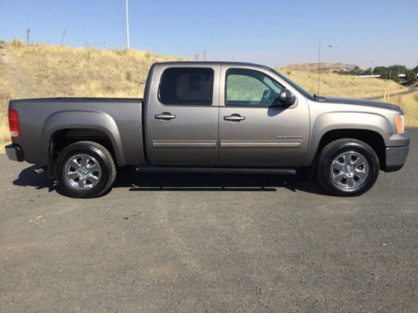 2013 Mocha Steel Metallic /Ebony GMC Sierra 1500 SLT (3GTP2WE71DG) with an Vortec 5.3L V-8 variable valve control engine, 6-SPEED AUTOMATIC transmission, located at 1801 Main Street, Lewiston, 83501, (208) 743-9371, 46.417065, -117.004799- Photo#17