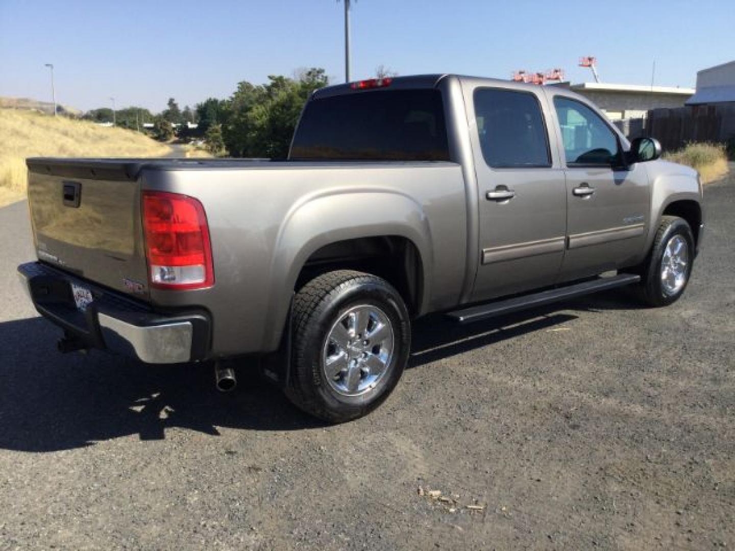 2013 Mocha Steel Metallic /Ebony GMC Sierra 1500 SLT (3GTP2WE71DG) with an Vortec 5.3L V-8 variable valve control engine, 6-SPEED AUTOMATIC transmission, located at 1801 Main Street, Lewiston, 83501, (208) 743-9371, 46.417065, -117.004799- Photo#18