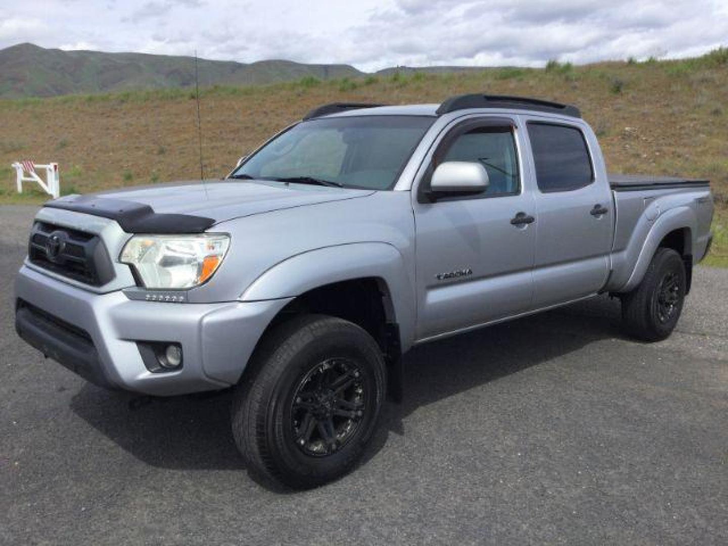 2014 SILVER /Graphite Toyota Tacoma Double Cab Long Bed V6 5AT 4WD (5TFMU4FNXEX) with an 4.0L V6 DOHC 24V engine, 5-Speed Automatic transmission, located at 1801 Main Street, Lewiston, 83501, (208) 743-9371, 46.417065, -117.004799 - Photo#1