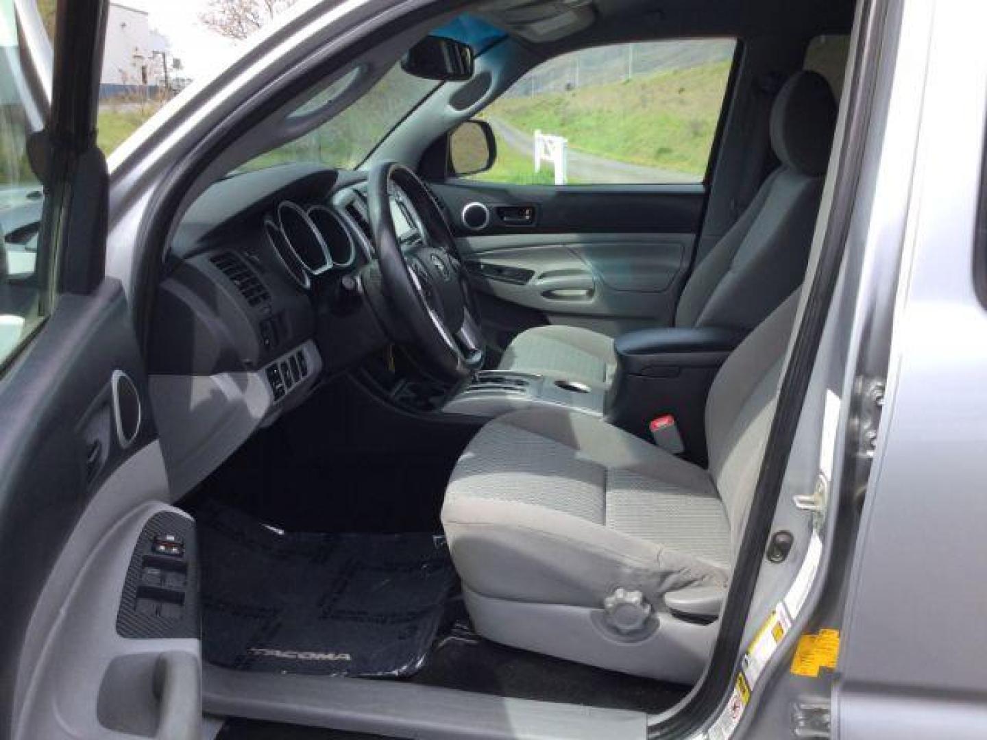 2014 SILVER /Graphite Toyota Tacoma Double Cab Long Bed V6 5AT 4WD (5TFMU4FNXEX) with an 4.0L V6 DOHC 24V engine, 5-Speed Automatic transmission, located at 1801 Main Street, Lewiston, 83501, (208) 743-9371, 46.417065, -117.004799 - Photo#4