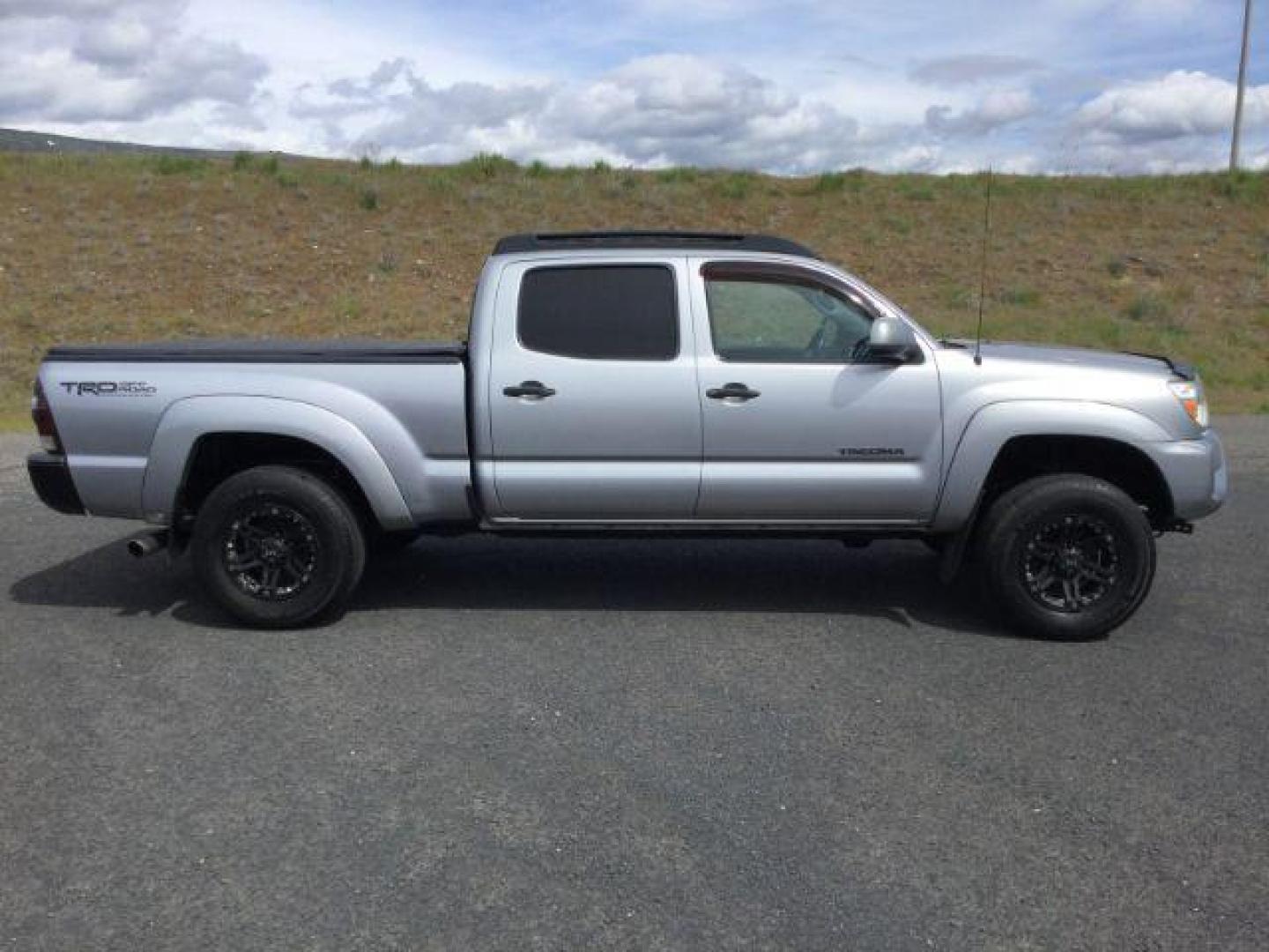 2014 SILVER /Graphite Toyota Tacoma Double Cab Long Bed V6 5AT 4WD (5TFMU4FNXEX) with an 4.0L V6 DOHC 24V engine, 5-Speed Automatic transmission, located at 1801 Main Street, Lewiston, 83501, (208) 743-9371, 46.417065, -117.004799 - Photo#7
