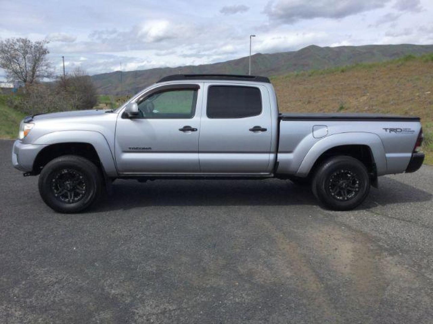 2014 SILVER /Graphite Toyota Tacoma Double Cab Long Bed V6 5AT 4WD (5TFMU4FNXEX) with an 4.0L V6 DOHC 24V engine, 5-Speed Automatic transmission, located at 1801 Main Street, Lewiston, 83501, (208) 743-9371, 46.417065, -117.004799 - Photo#8