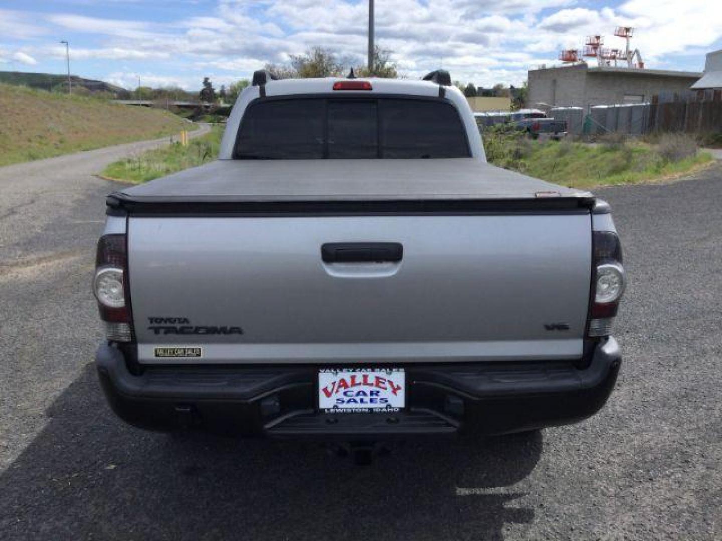 2014 SILVER /Graphite Toyota Tacoma Double Cab Long Bed V6 5AT 4WD (5TFMU4FNXEX) with an 4.0L V6 DOHC 24V engine, 5-Speed Automatic transmission, located at 1801 Main Street, Lewiston, 83501, (208) 743-9371, 46.417065, -117.004799 - Photo#10