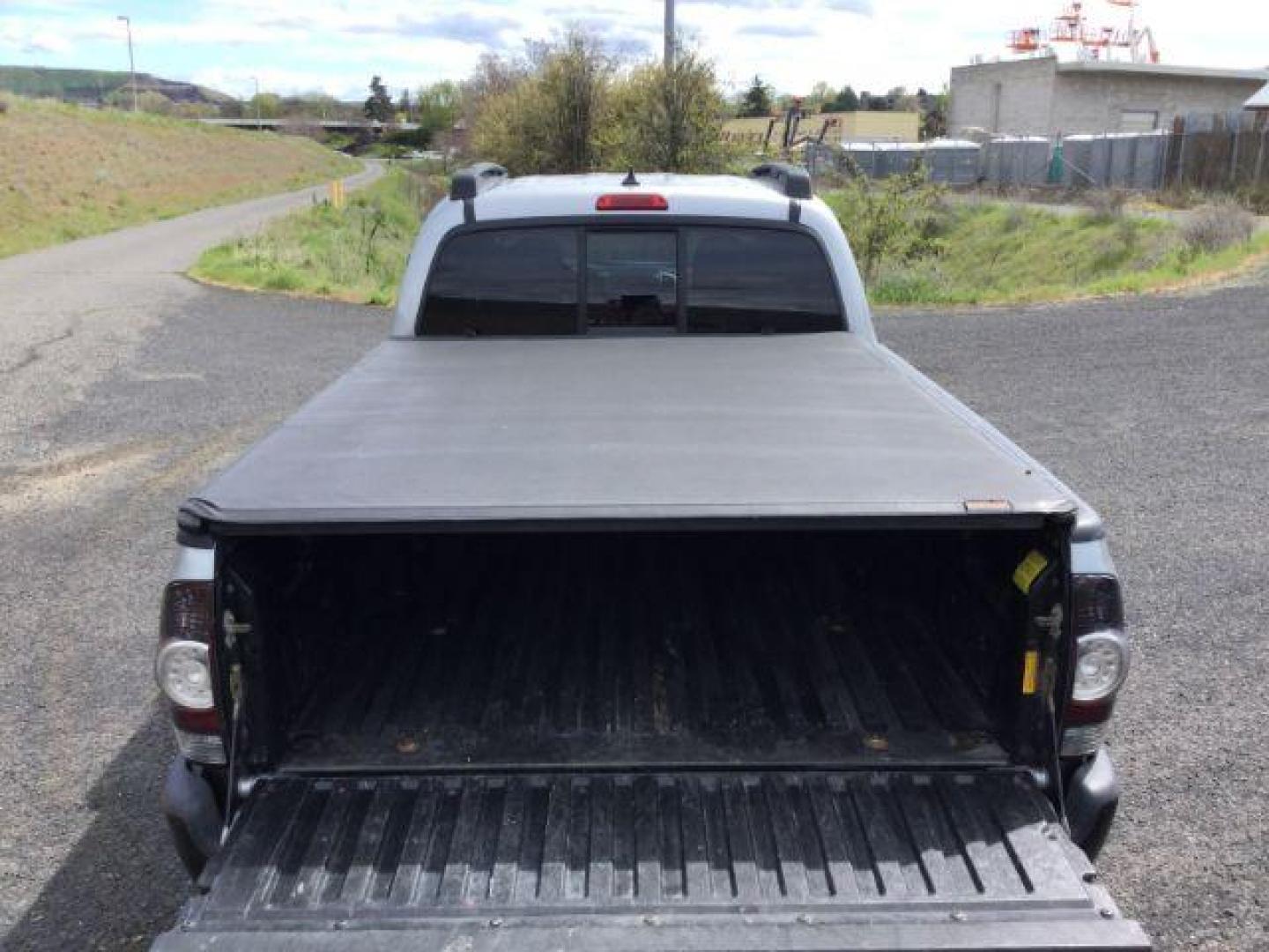 2014 SILVER /Graphite Toyota Tacoma Double Cab Long Bed V6 5AT 4WD (5TFMU4FNXEX) with an 4.0L V6 DOHC 24V engine, 5-Speed Automatic transmission, located at 1801 Main Street, Lewiston, 83501, (208) 743-9371, 46.417065, -117.004799 - Photo#11