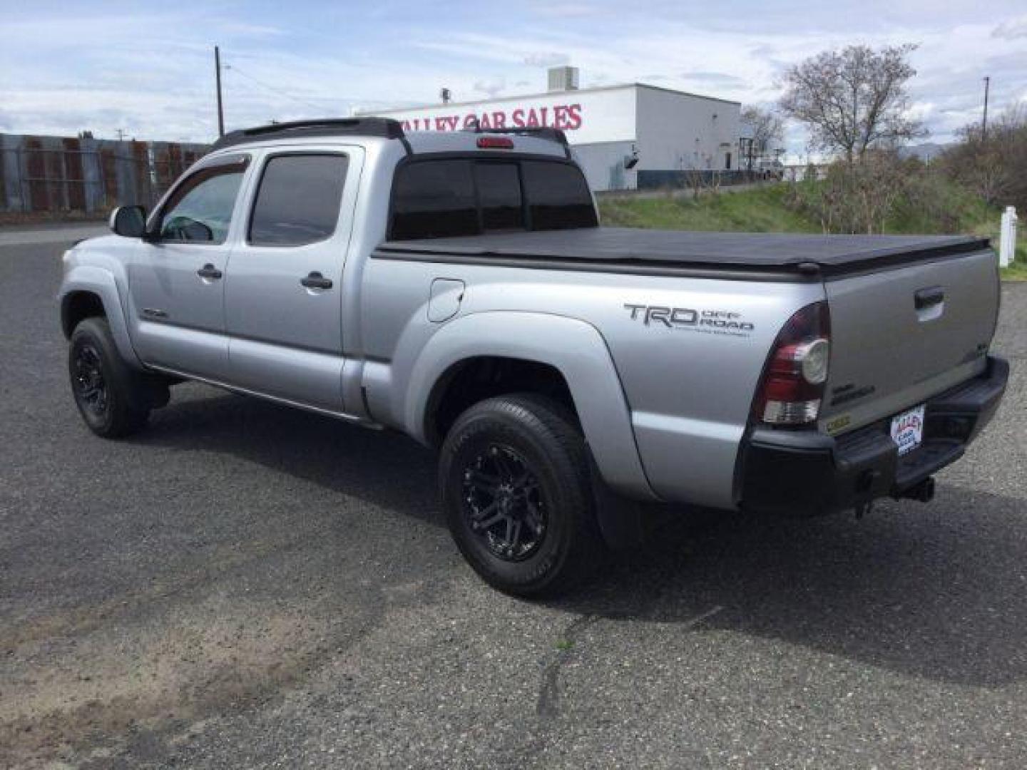 2014 SILVER /Graphite Toyota Tacoma Double Cab Long Bed V6 5AT 4WD (5TFMU4FNXEX) with an 4.0L V6 DOHC 24V engine, 5-Speed Automatic transmission, located at 1801 Main Street, Lewiston, 83501, (208) 743-9371, 46.417065, -117.004799 - Photo#21