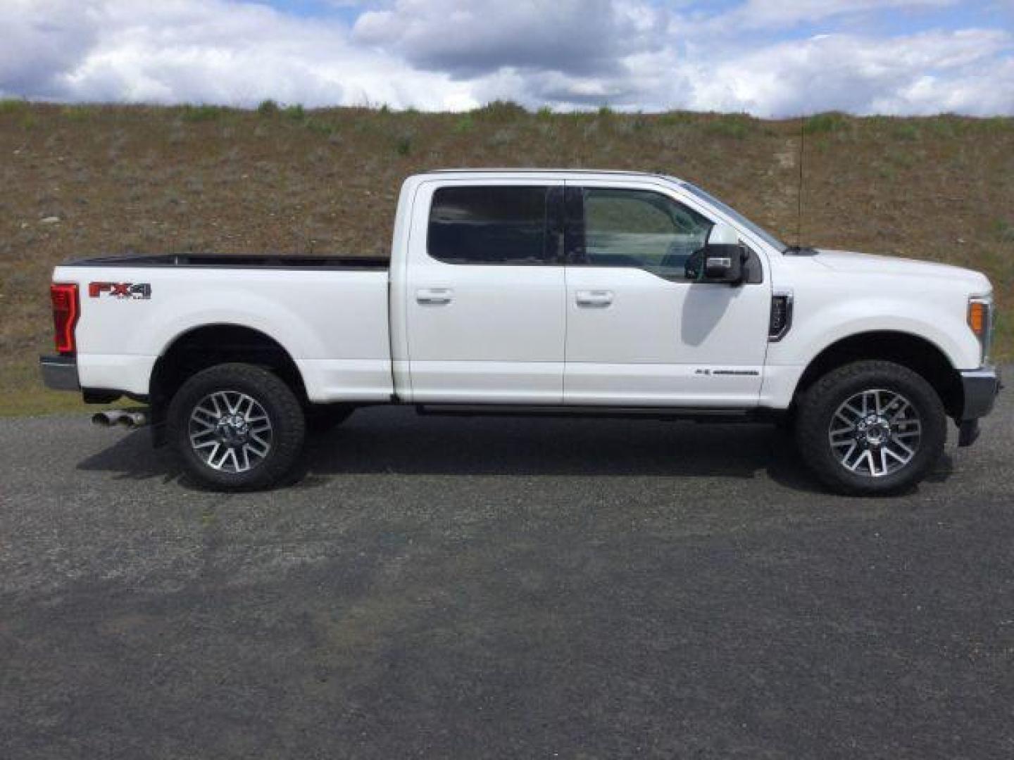 2017 White Platinum Metallic Tri-Coat /Black Ford F-350 Lariat Crew Cab 4WD (1FT8W3BT5HE) with an Powerstroke 6.7L V-8 diesel direct injection engine, 6-Speed Automatic transmission, located at 1801 Main Street, Lewiston, 83501, (208) 743-9371, 46.417065, -117.004799 - Photo#3
