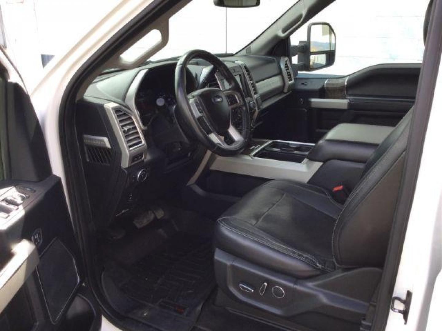 2017 White Platinum Metallic Tri-Coat /Black Ford F-350 Lariat Crew Cab 4WD (1FT8W3BT5HE) with an Powerstroke 6.7L V-8 diesel direct injection engine, 6-Speed Automatic transmission, located at 1801 Main Street, Lewiston, 83501, (208) 743-9371, 46.417065, -117.004799 - Photo#4
