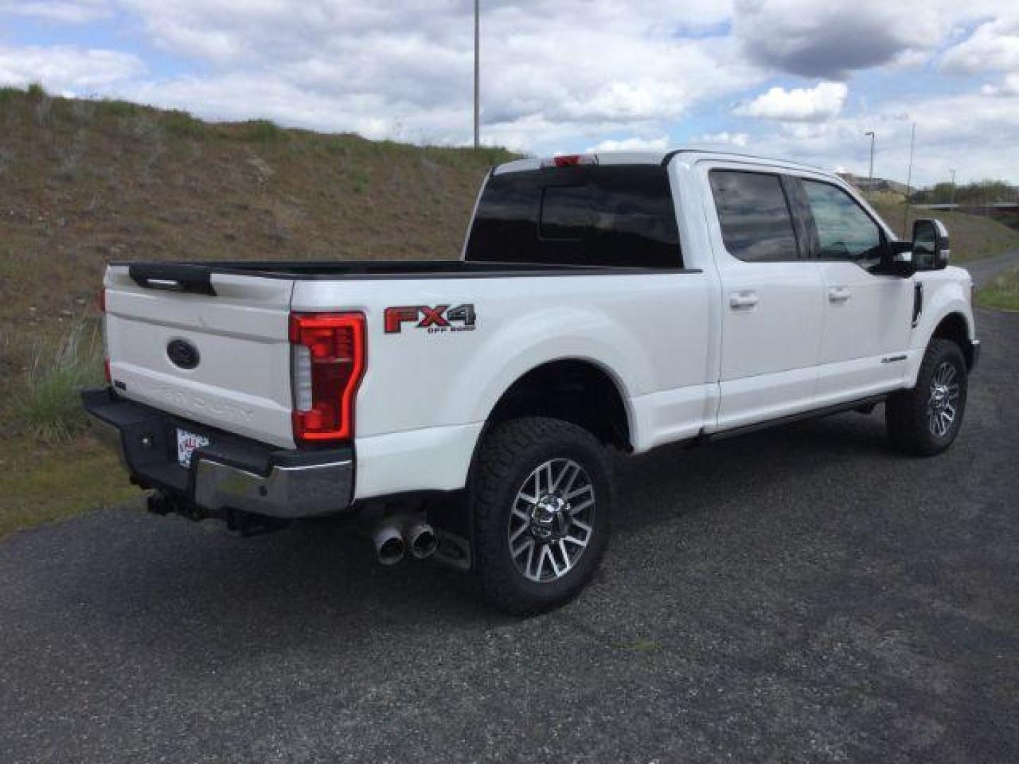 2017 White Platinum Metallic Tri-Coat /Black Ford F-350 Lariat Crew Cab 4WD (1FT8W3BT5HE) with an Powerstroke 6.7L V-8 diesel direct injection engine, 6-Speed Automatic transmission, located at 1801 Main Street, Lewiston, 83501, (208) 743-9371, 46.417065, -117.004799 - Photo#13