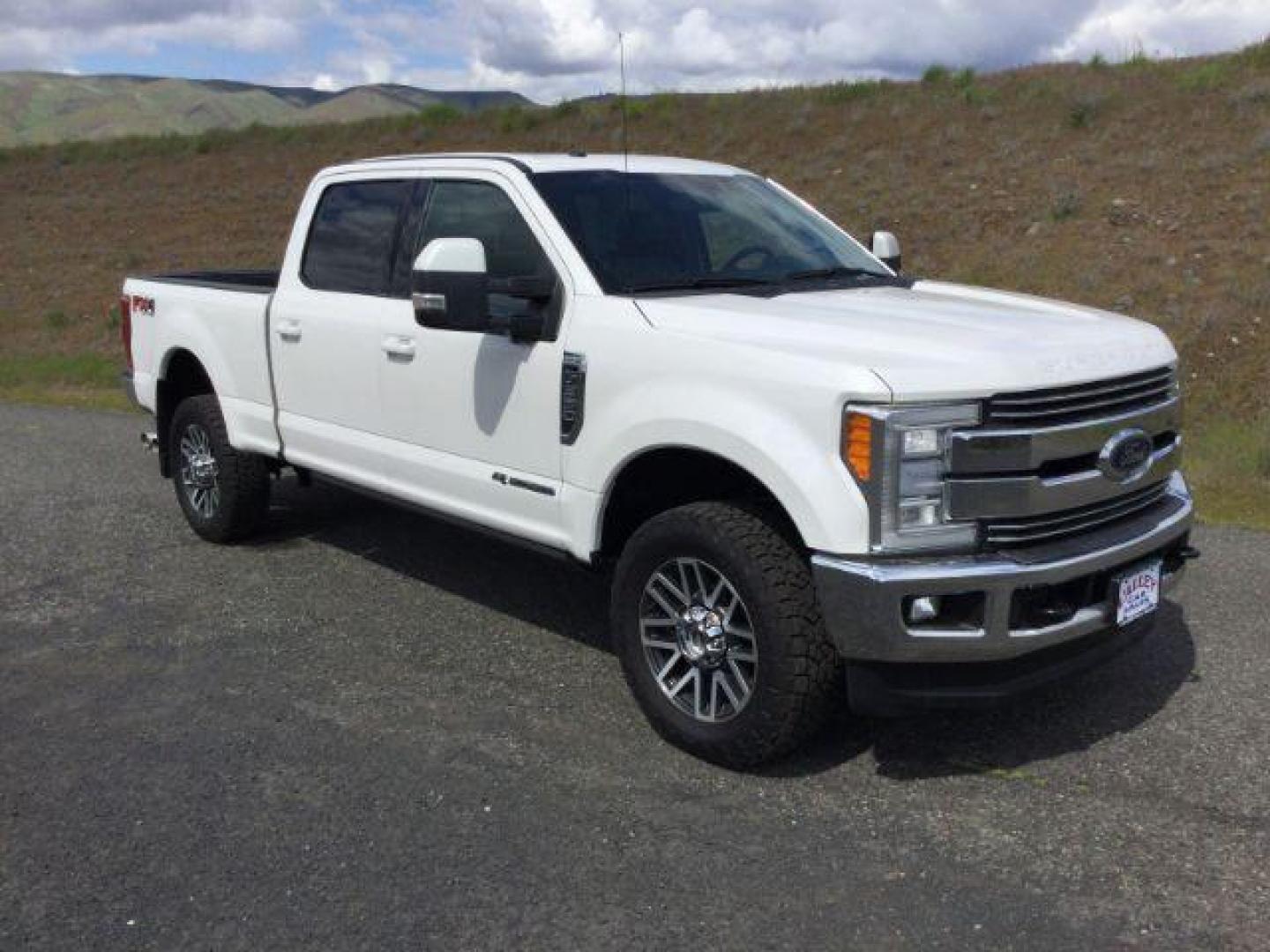 2017 White Platinum Metallic Tri-Coat /Black Ford F-350 Lariat Crew Cab 4WD (1FT8W3BT5HE) with an Powerstroke 6.7L V-8 diesel direct injection engine, 6-Speed Automatic transmission, located at 1801 Main Street, Lewiston, 83501, (208) 743-9371, 46.417065, -117.004799 - Photo#14
