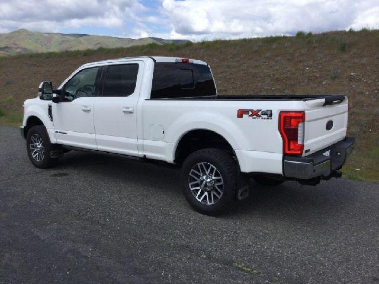 2017 White Platinum Metallic Tri-Coat /Black Ford F-350 Lariat Crew Cab 4WD (1FT8W3BT5HE) with an Powerstroke 6.7L V-8 diesel direct injection engine, 6-Speed Automatic transmission, located at 1801 Main Street, Lewiston, 83501, (208) 743-9371, 46.417065, -117.004799 - Photo#15