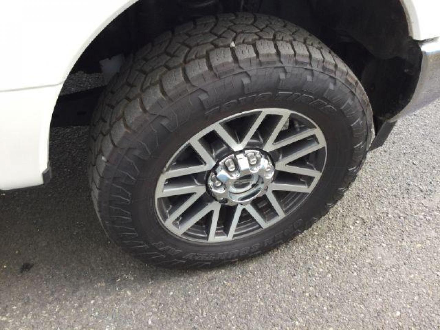 2017 White Platinum Metallic Tri-Coat /Black Ford F-350 Lariat Crew Cab 4WD (1FT8W3BT5HE) with an Powerstroke 6.7L V-8 diesel direct injection engine, 6-Speed Automatic transmission, located at 1801 Main Street, Lewiston, 83501, (208) 743-9371, 46.417065, -117.004799 - Photo#19