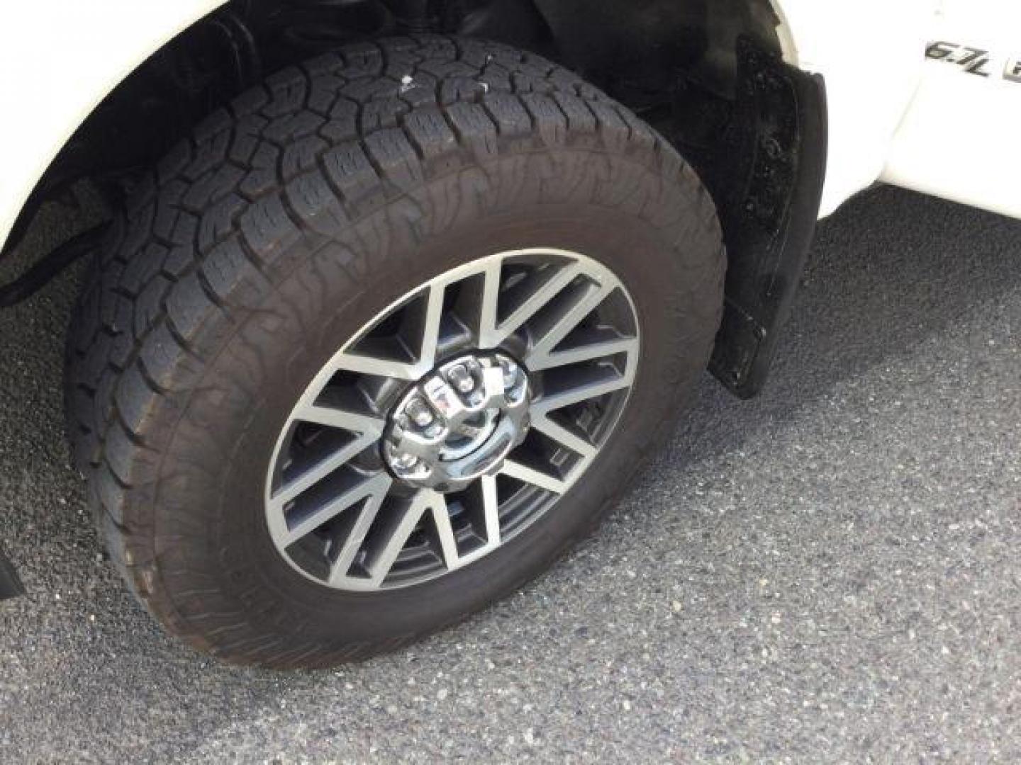 2017 White Platinum Metallic Tri-Coat /Black Ford F-350 Lariat Crew Cab 4WD (1FT8W3BT5HE) with an Powerstroke 6.7L V-8 diesel direct injection engine, 6-Speed Automatic transmission, located at 1801 Main Street, Lewiston, 83501, (208) 743-9371, 46.417065, -117.004799 - Photo#20