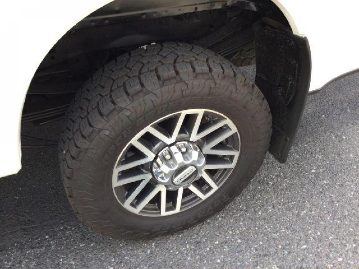 2017 White Platinum Metallic Tri-Coat /Black Ford F-350 Lariat Crew Cab 4WD (1FT8W3BT5HE) with an Powerstroke 6.7L V-8 diesel direct injection engine, 6-Speed Automatic transmission, located at 1801 Main Street, Lewiston, 83501, (208) 743-9371, 46.417065, -117.004799 - Photo#21