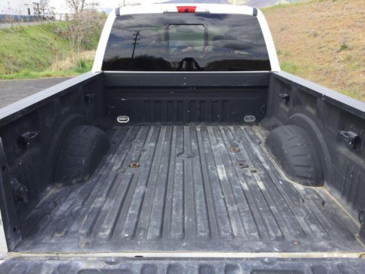 2017 White Platinum Metallic Tri-Coat /Black Ford F-350 Lariat Crew Cab 4WD (1FT8W3BT5HE) with an Powerstroke 6.7L V-8 diesel direct injection engine, 6-Speed Automatic transmission, located at 1801 Main Street, Lewiston, 83501, (208) 743-9371, 46.417065, -117.004799 - Photo#27