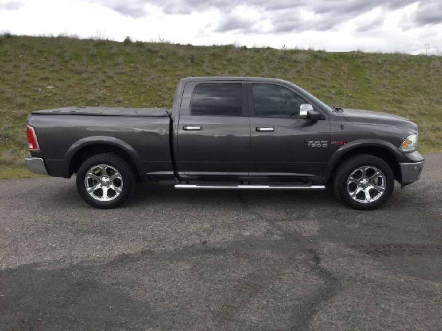 2015 Granite Crystal Metallic Clearcoat /Black Ram 1500 Laramie Crew Cab 4WD (1C6RR7VM0FS) with an EcoDiesel 3L V-6 diesel direct injection engine, 8-Speed Automatic transmission, located at 1801 Main Street, Lewiston, 83501, (208) 743-9371, 46.417065, -117.004799 - Photo#12