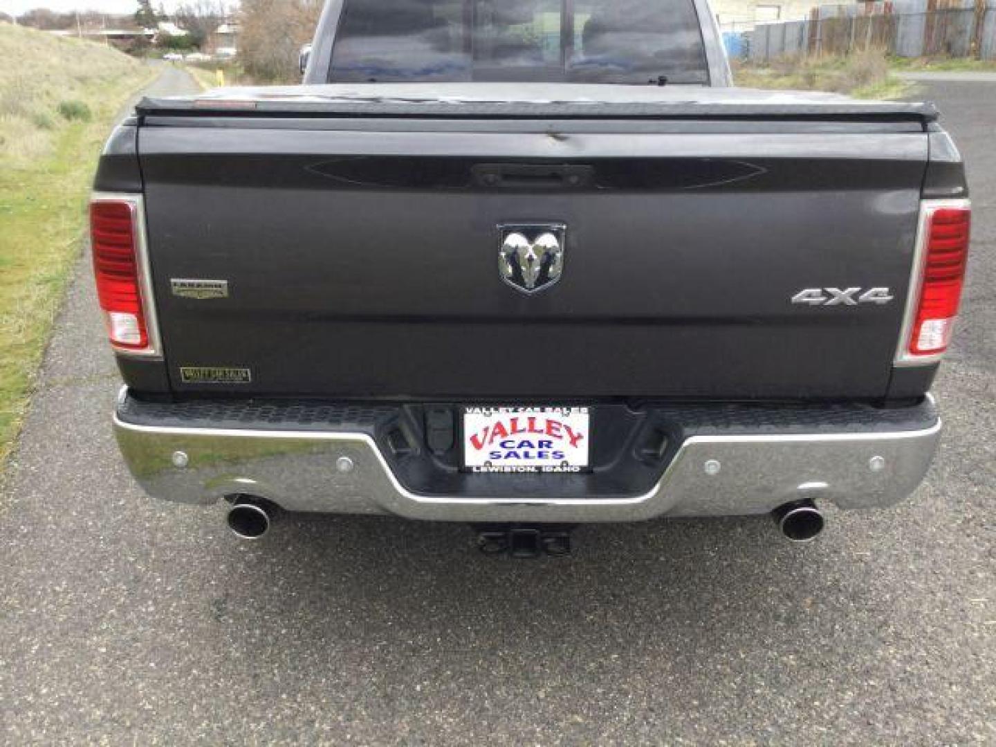2015 Granite Crystal Metallic Clearcoat /Black Ram 1500 Laramie Crew Cab 4WD (1C6RR7VM0FS) with an EcoDiesel 3L V-6 diesel direct injection engine, 8-Speed Automatic transmission, located at 1801 Main Street, Lewiston, 83501, (208) 743-9371, 46.417065, -117.004799 - Photo#15