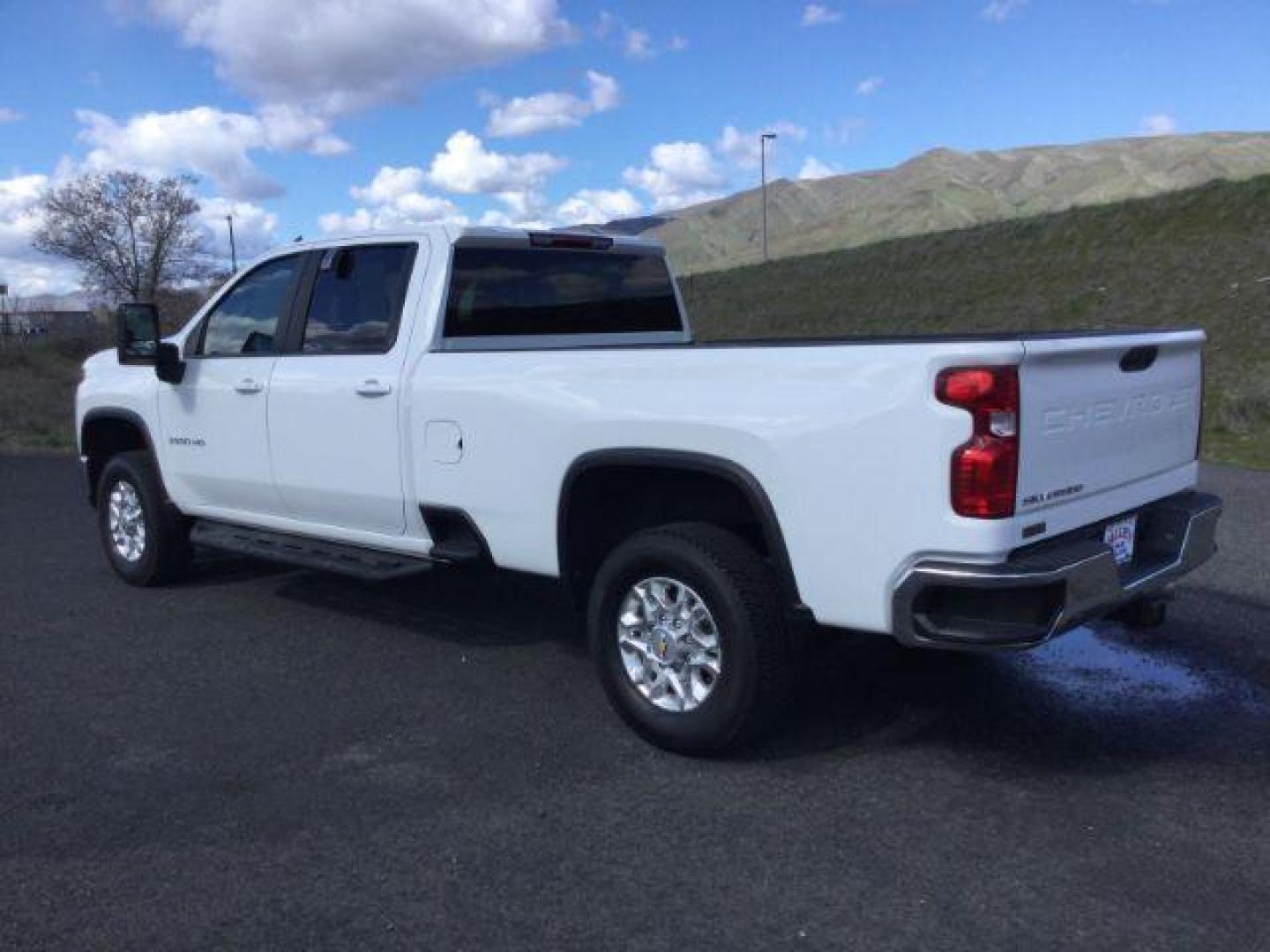 2024 Summit White /Jet Black Chevrolet Silverado 3500HD Crew Cab Long Bed LT 4WD (1GC4YTEY7RF) with an Duramax 6.6L V-8 diesel direct injection engine, 10-speed automatic transmission, located at 1801 Main Street, Lewiston, 83501, (208) 743-9371, 46.417065, -117.004799 - Photo#3