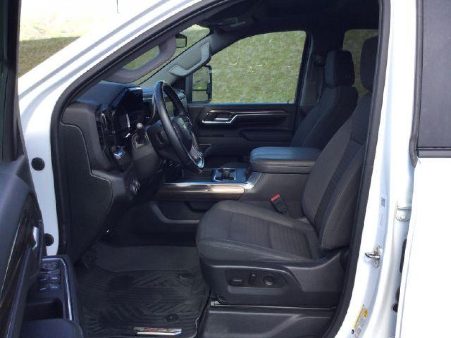 2024 Summit White /Jet Black Chevrolet Silverado 3500HD Crew Cab Long Bed LT 4WD (1GC4YTEY7RF) with an Duramax 6.6L V-8 diesel direct injection engine, 10-speed automatic transmission, located at 1801 Main Street, Lewiston, 83501, (208) 743-9371, 46.417065, -117.004799 - Photo#6