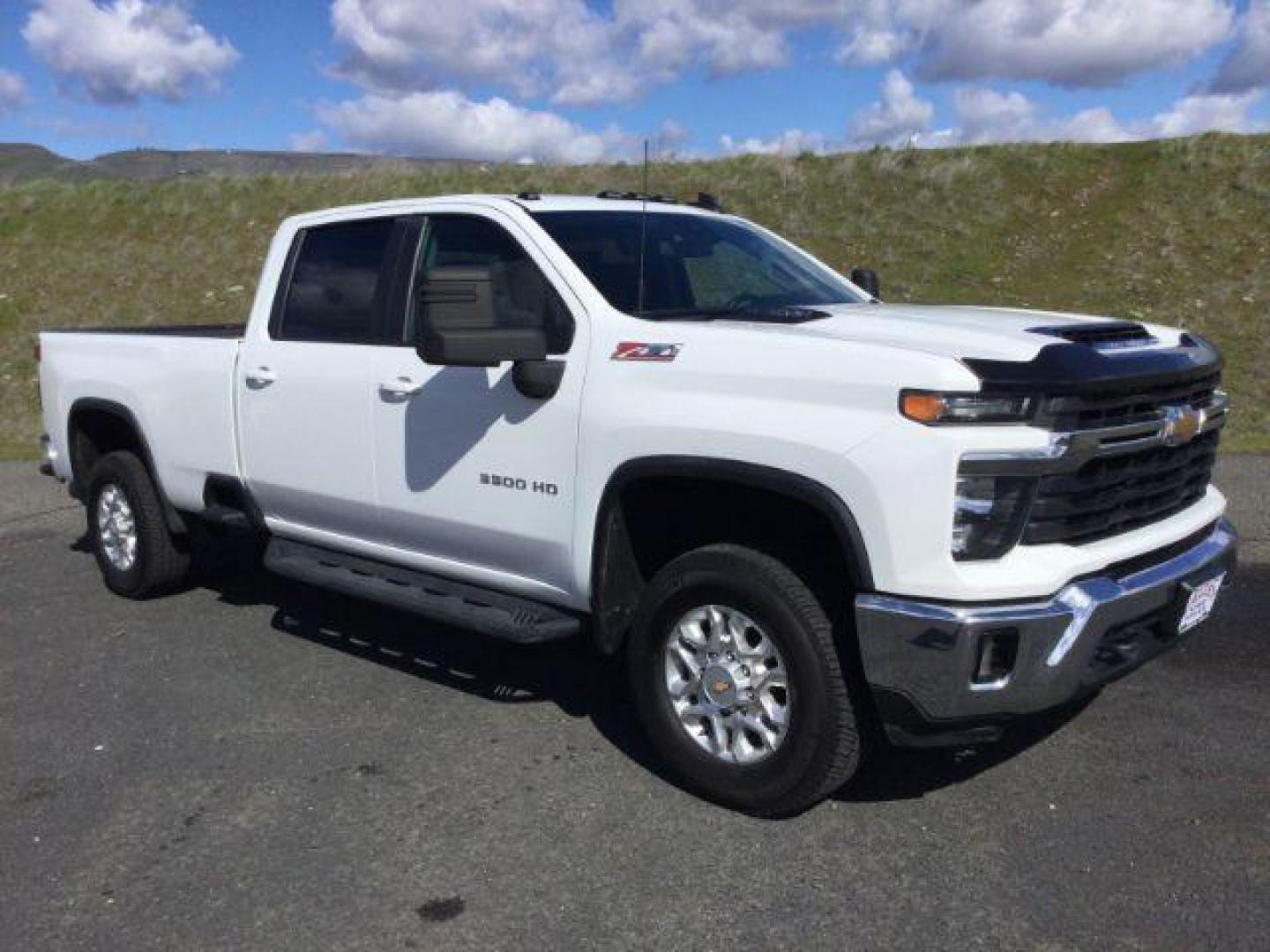 2024 Summit White /Jet Black Chevrolet Silverado 3500HD Crew Cab Long Bed LT 4WD (1GC4YTEY7RF) with an Duramax 6.6L V-8 diesel direct injection engine, 10-speed automatic transmission, located at 1801 Main Street, Lewiston, 83501, (208) 743-9371, 46.417065, -117.004799 - Photo#13