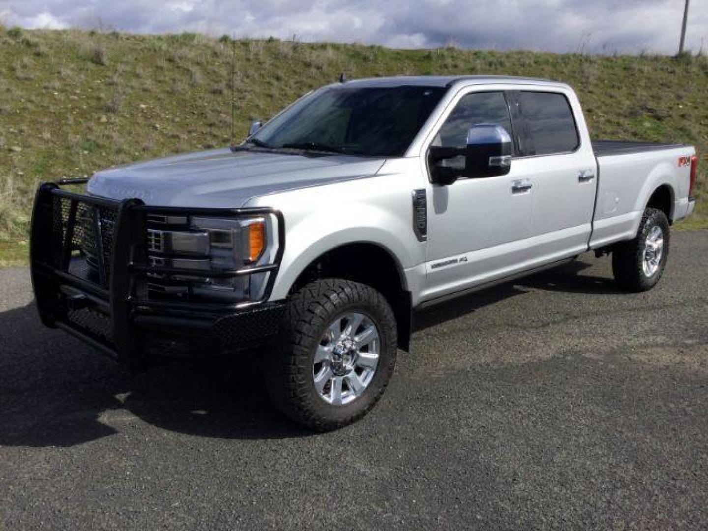 2019 Ingot Silver Metallic /Black Ford F-350 Platinum Crew Cab Long Bed 4WD (1FT8W3BT6KE) with an Powerstroke 6.7L V-8 diesel direct injection engine, 6-Speed Automatic transmission, located at 1801 Main Street, Lewiston, 83501, (208) 743-9371, 46.417065, -117.004799 - Photo#2