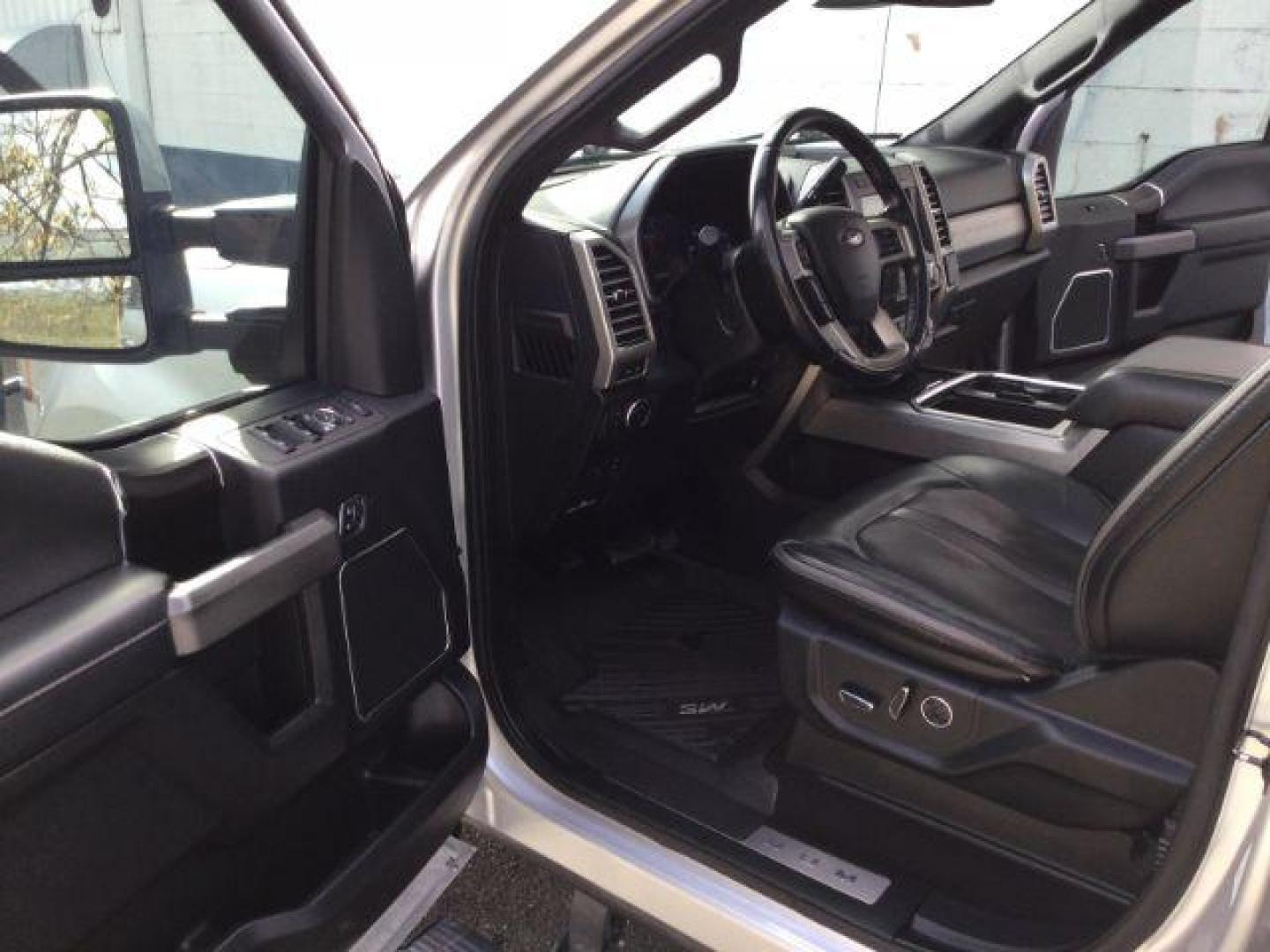 2019 Ingot Silver Metallic /Black Ford F-350 Platinum Crew Cab Long Bed 4WD (1FT8W3BT6KE) with an Powerstroke 6.7L V-8 diesel direct injection engine, 6-Speed Automatic transmission, located at 1801 Main Street, Lewiston, 83501, (208) 743-9371, 46.417065, -117.004799 - Photo#4