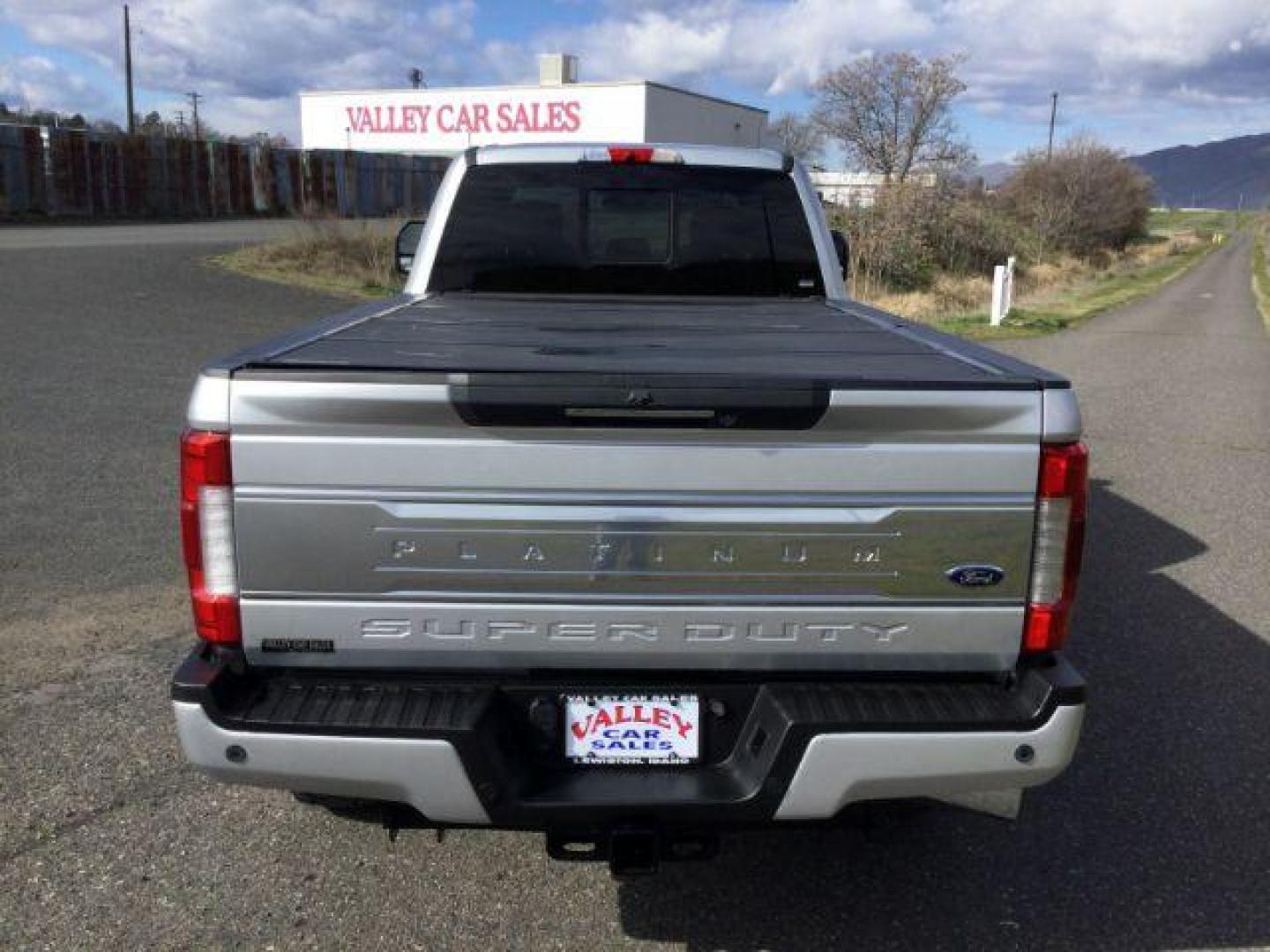 2019 Ingot Silver Metallic /Black Ford F-350 Platinum Crew Cab Long Bed 4WD (1FT8W3BT6KE) with an Powerstroke 6.7L V-8 diesel direct injection engine, 6-Speed Automatic transmission, located at 1801 Main Street, Lewiston, 83501, (208) 743-9371, 46.417065, -117.004799 - Photo#11