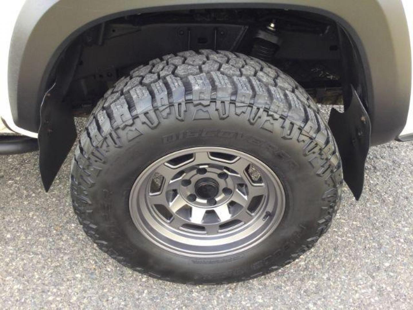 2018 Super White /BLACK LEATHER w/Red stitching Toyota Tacoma Crew Cab TRD Pro 4WD (5TFCZ5AN2JX) with an 3.5L V6 DOHC 24V engine, 6-Speed Manual Transmission transmission, located at 1801 Main Street, Lewiston, 83501, (208) 743-9371, 46.417065, -117.004799 - Photo#18