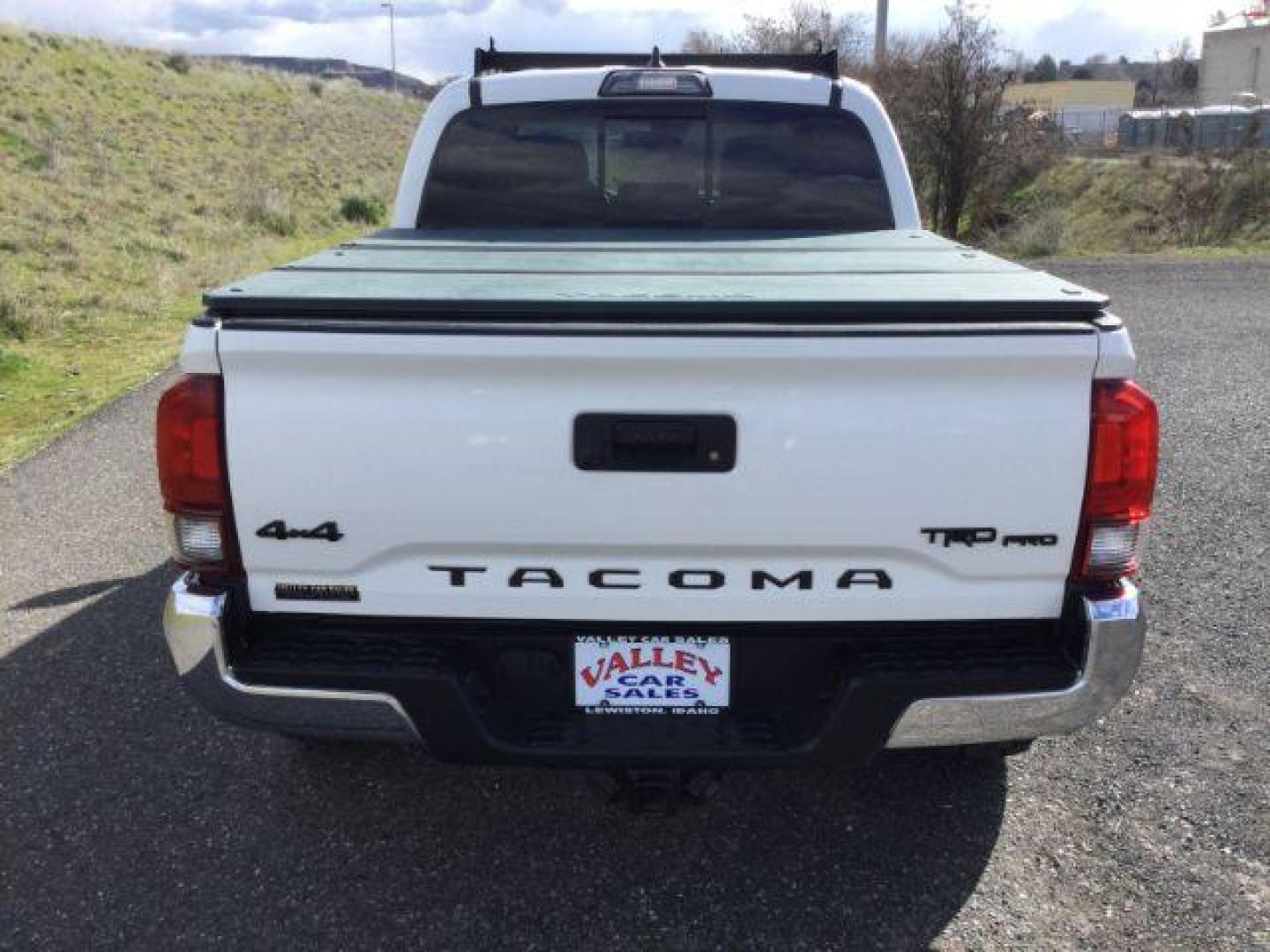 2018 Super White /BLACK LEATHER w/Red stitching Toyota Tacoma Crew Cab TRD Pro 4WD (5TFCZ5AN2JX) with an 3.5L V6 DOHC 24V engine, 6-Speed Manual Transmission transmission, located at 1801 Main Street, Lewiston, 83501, (208) 743-9371, 46.417065, -117.004799 - Photo#20