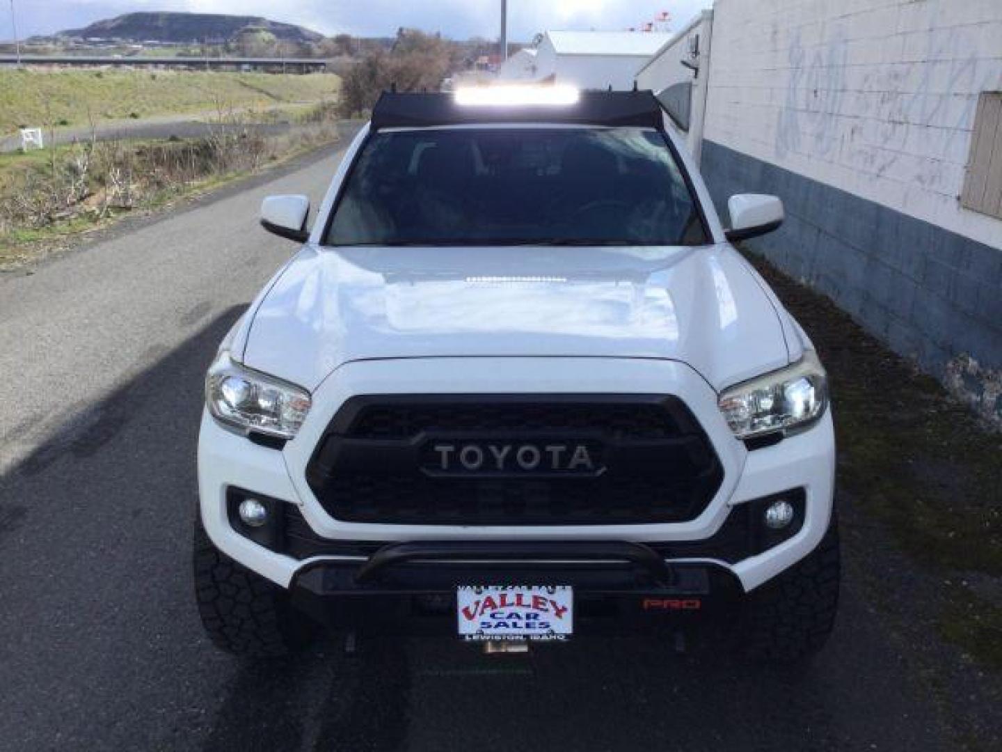 2018 Super White /BLACK LEATHER w/Red stitching Toyota Tacoma Crew Cab TRD Pro 4WD (5TFCZ5AN2JX) with an 3.5L V6 DOHC 24V engine, 6-Speed Manual Transmission transmission, located at 1801 Main Street, Lewiston, 83501, (208) 743-9371, 46.417065, -117.004799 - Photo#25