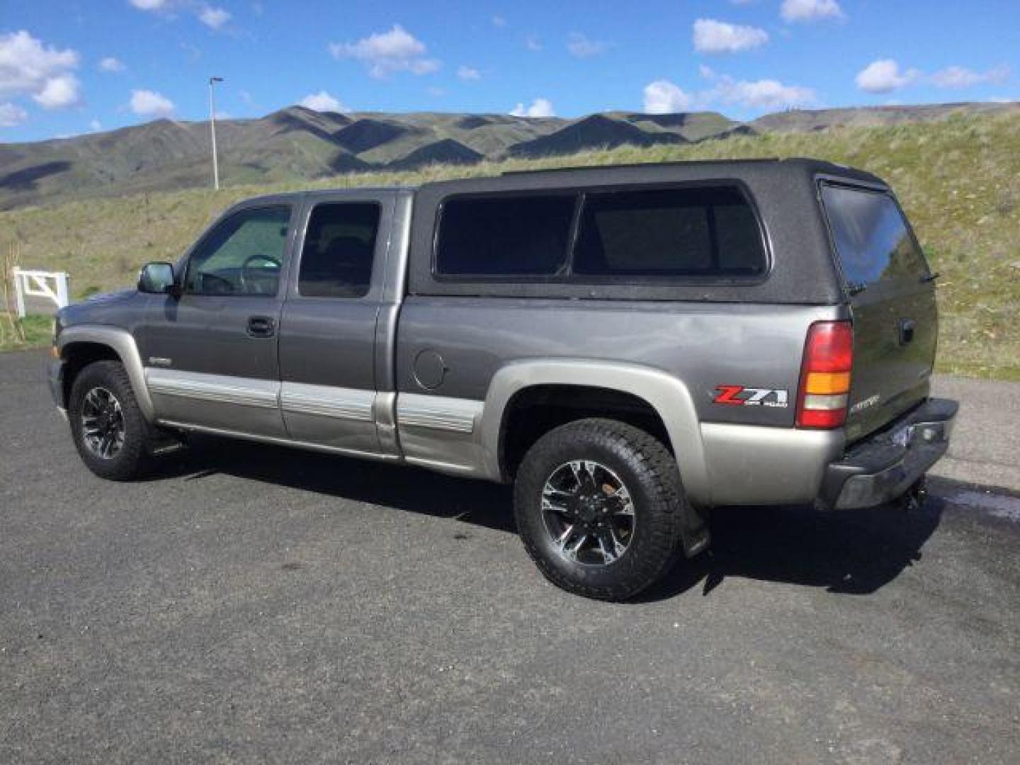 2002 Medium Charcoal Gray Metallic /Graphite Chevrolet Silverado 1500 LS (2GCEK19T821) with an Vortec 5.3L V-8 regular unleaded engine, 4 speed Automatic transmission, located at 1801 Main Street, Lewiston, 83501, (208) 743-9371, 46.417065, -117.004799 - Photo#2